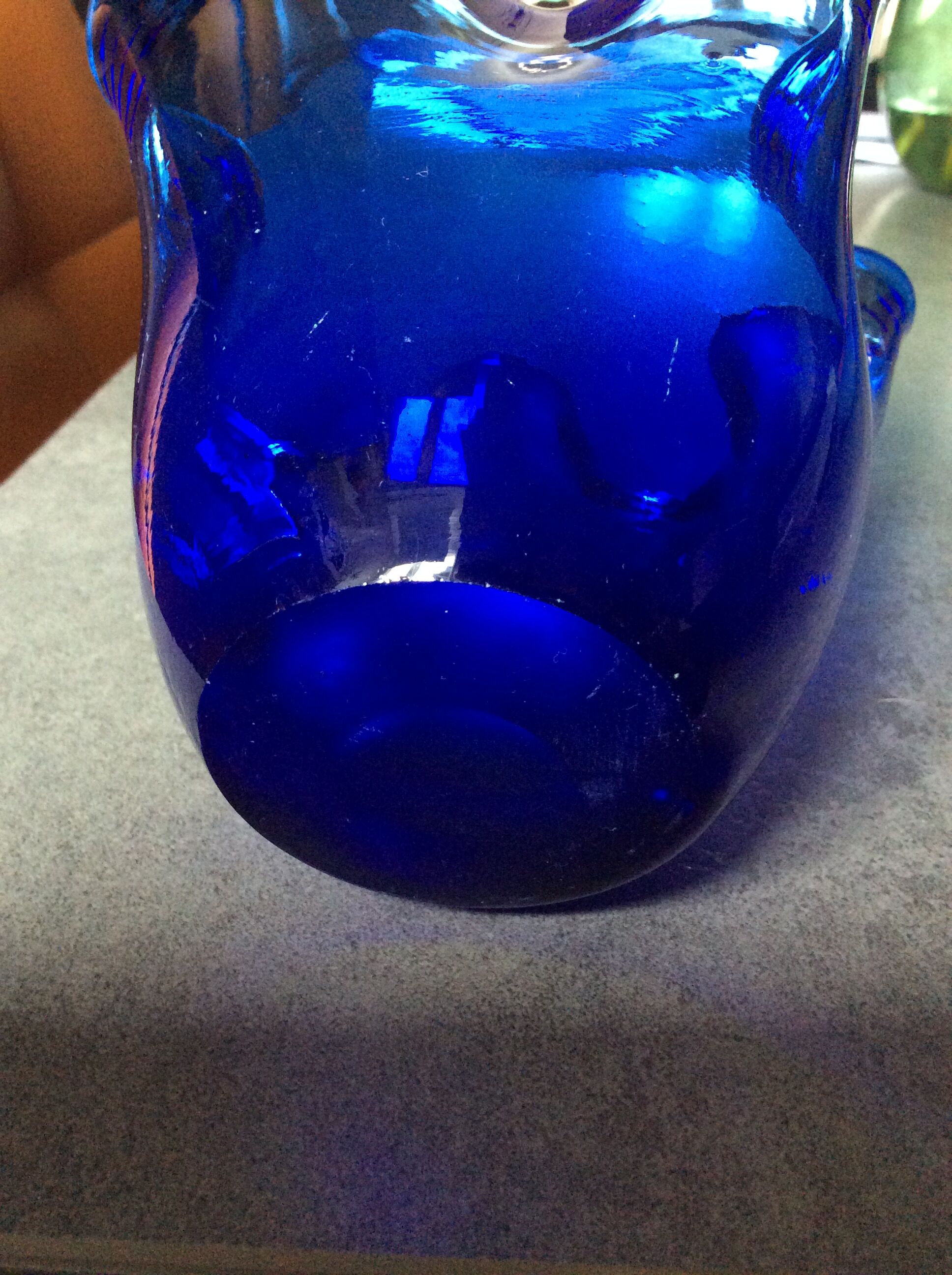 Vase mouchoir vintage en pâte de verre bleu