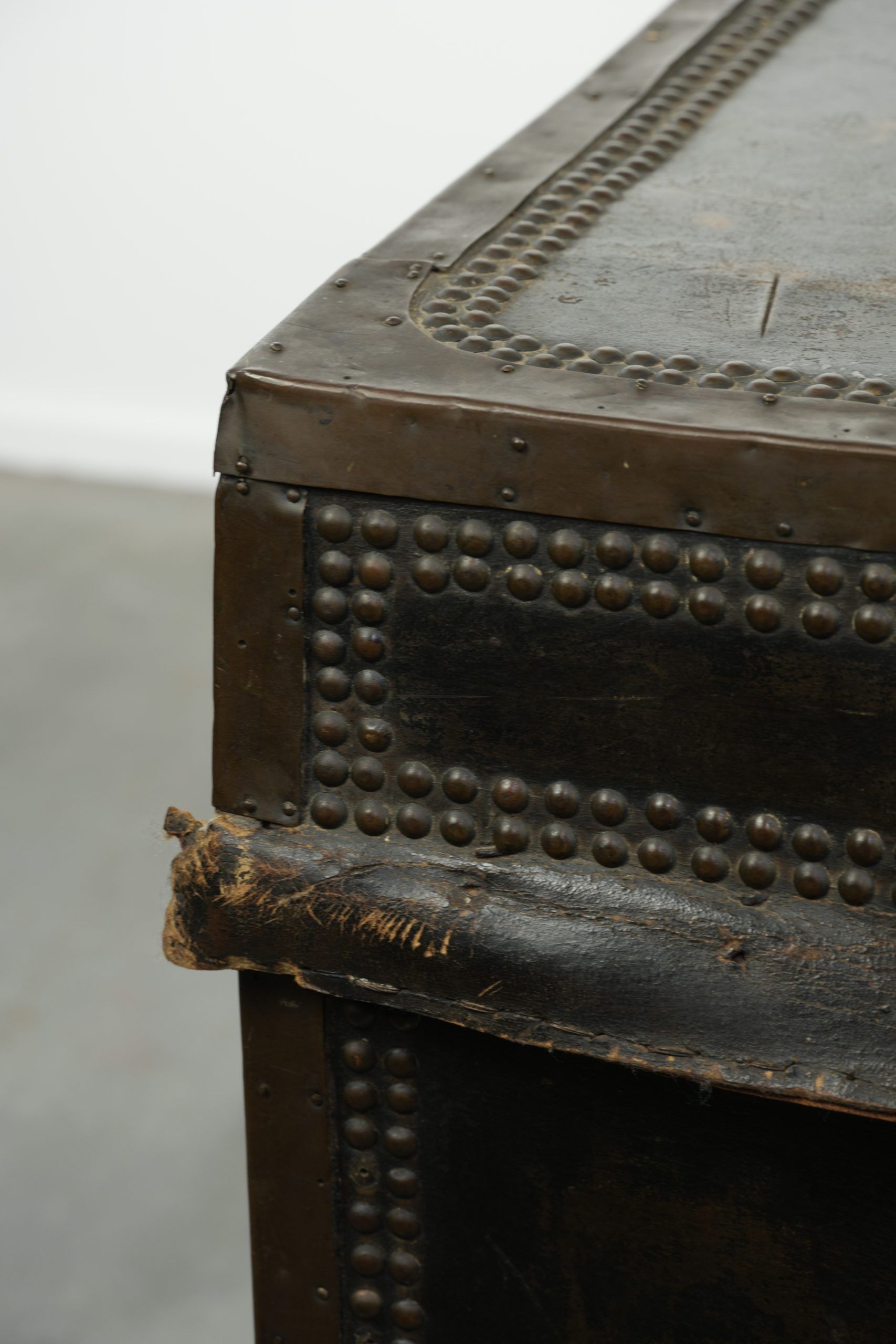 Coffre chinois ancien du 19ème siècle avec une belle patine.
