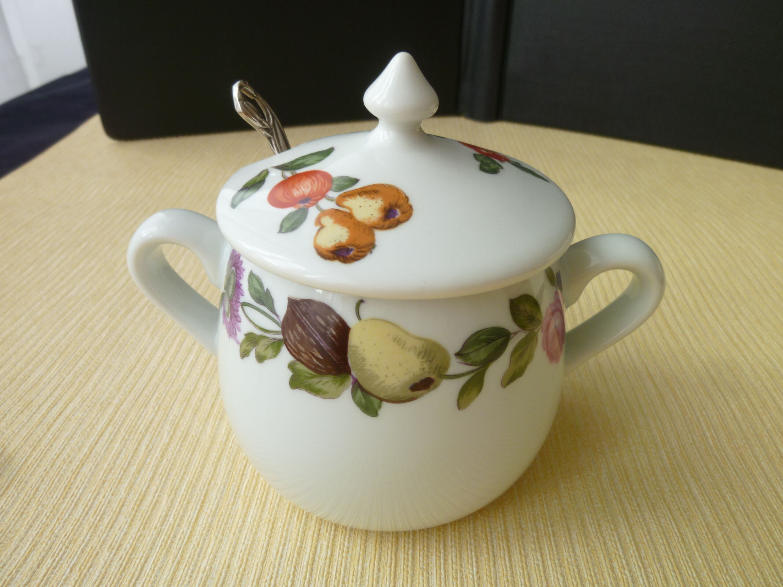 Biker pot in Porcelain de Paris