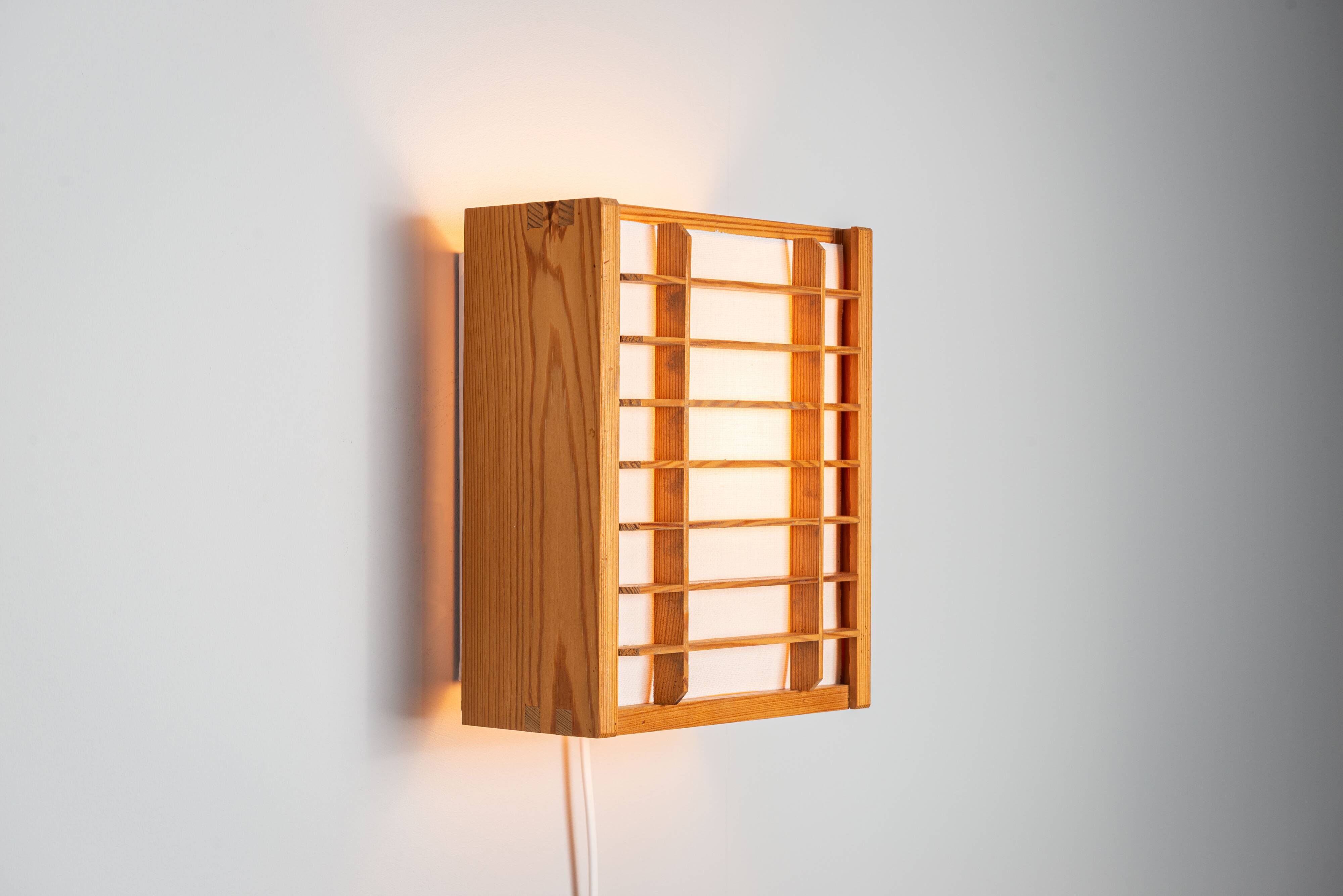 Paire de lampes murales en pin produites par Alda Sweden