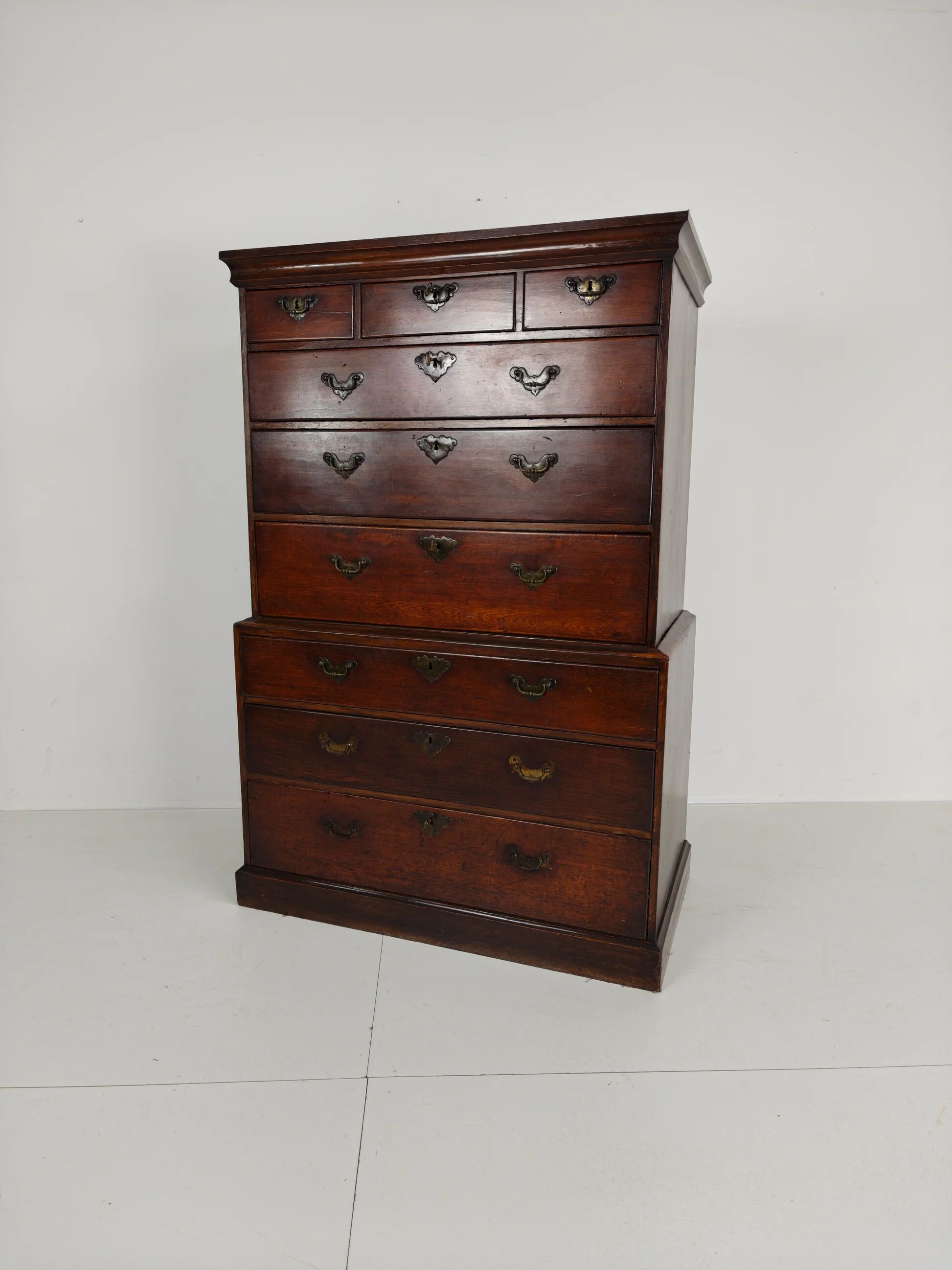 Commode haute de campagne George III / coffre sur coffre