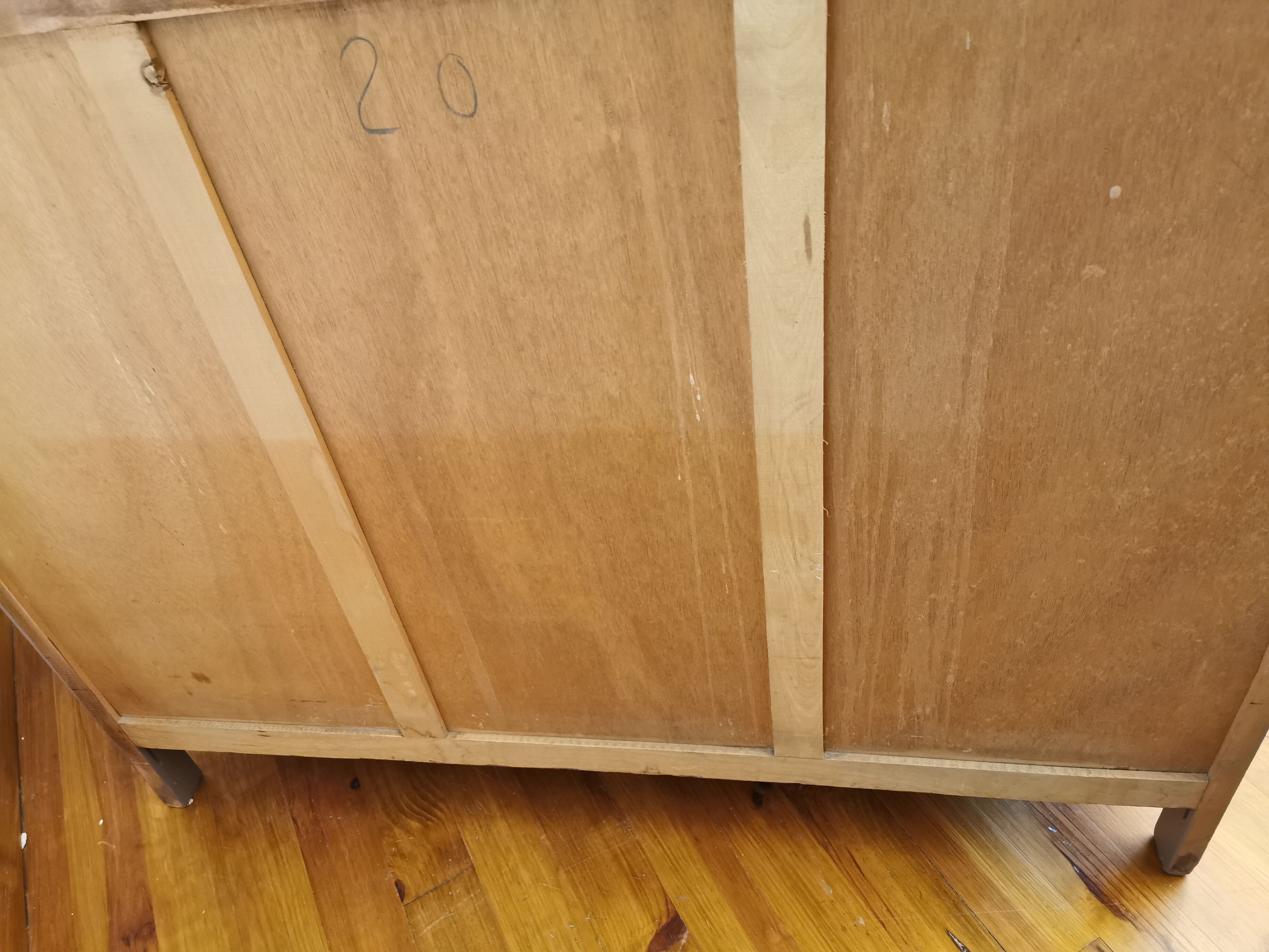 Vintage wooden dresser 4 straight-footed drawers