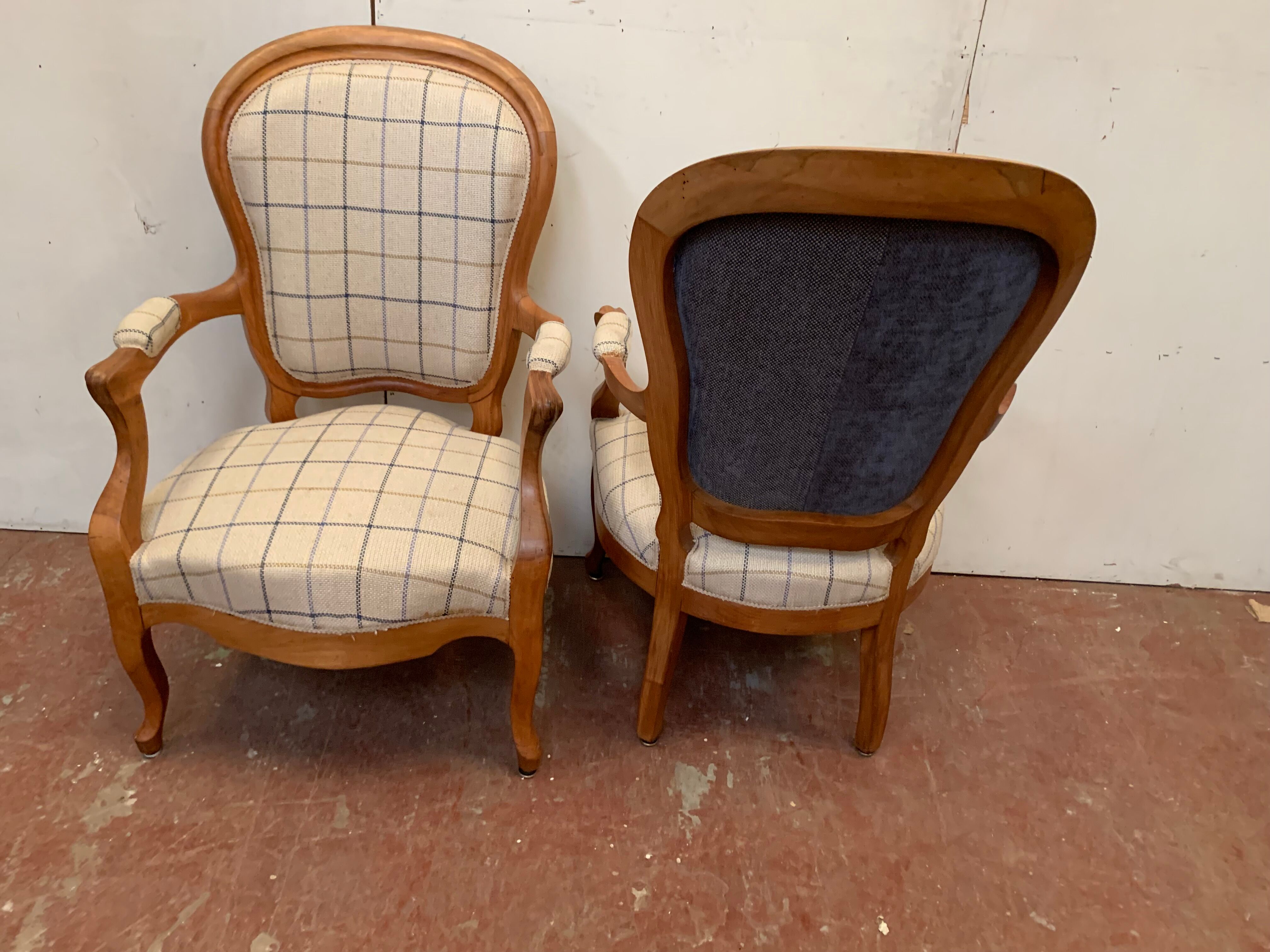 Paire de fauteuils de style Louis Philippe en hêtre teinté XX siècle
