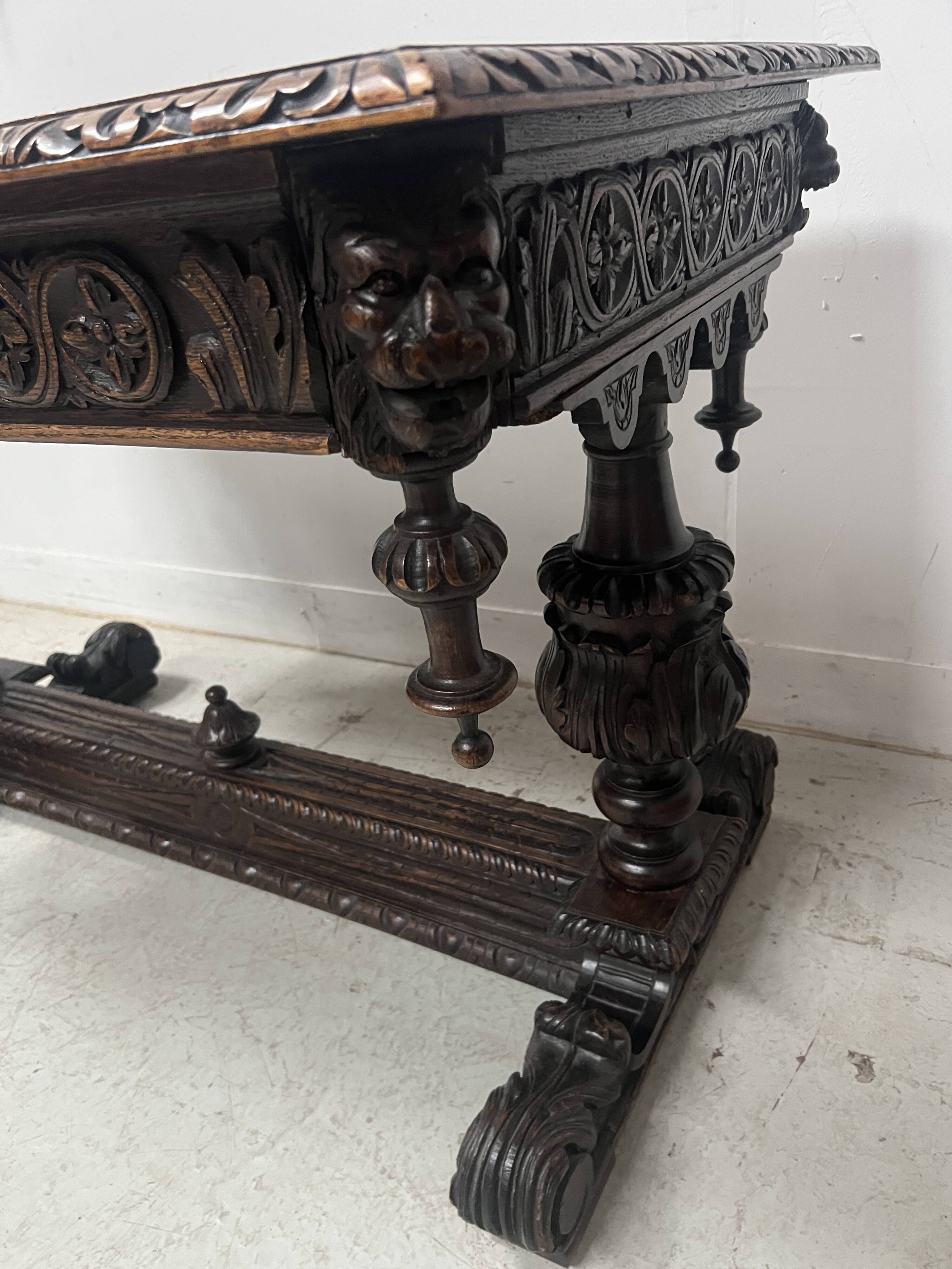 Bureau renaissance en chene sculpté XIX siècle