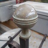 Paire de chenets en fer forgé et laiton