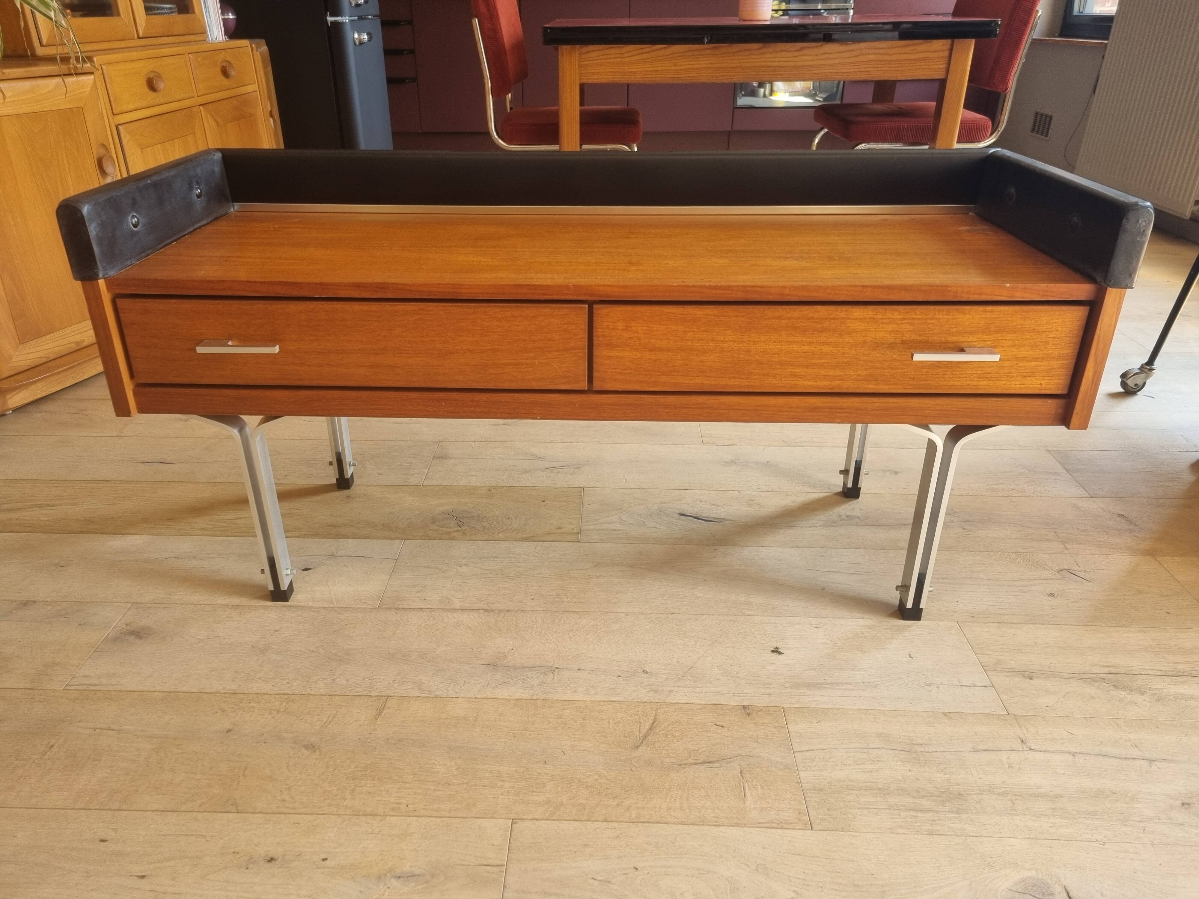 Dressing table with its mirror