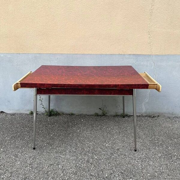 Table en formica rouge