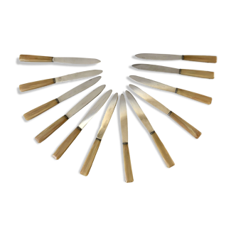 Ensemble de 12 couteaux en bakélite effet corde beige années 60