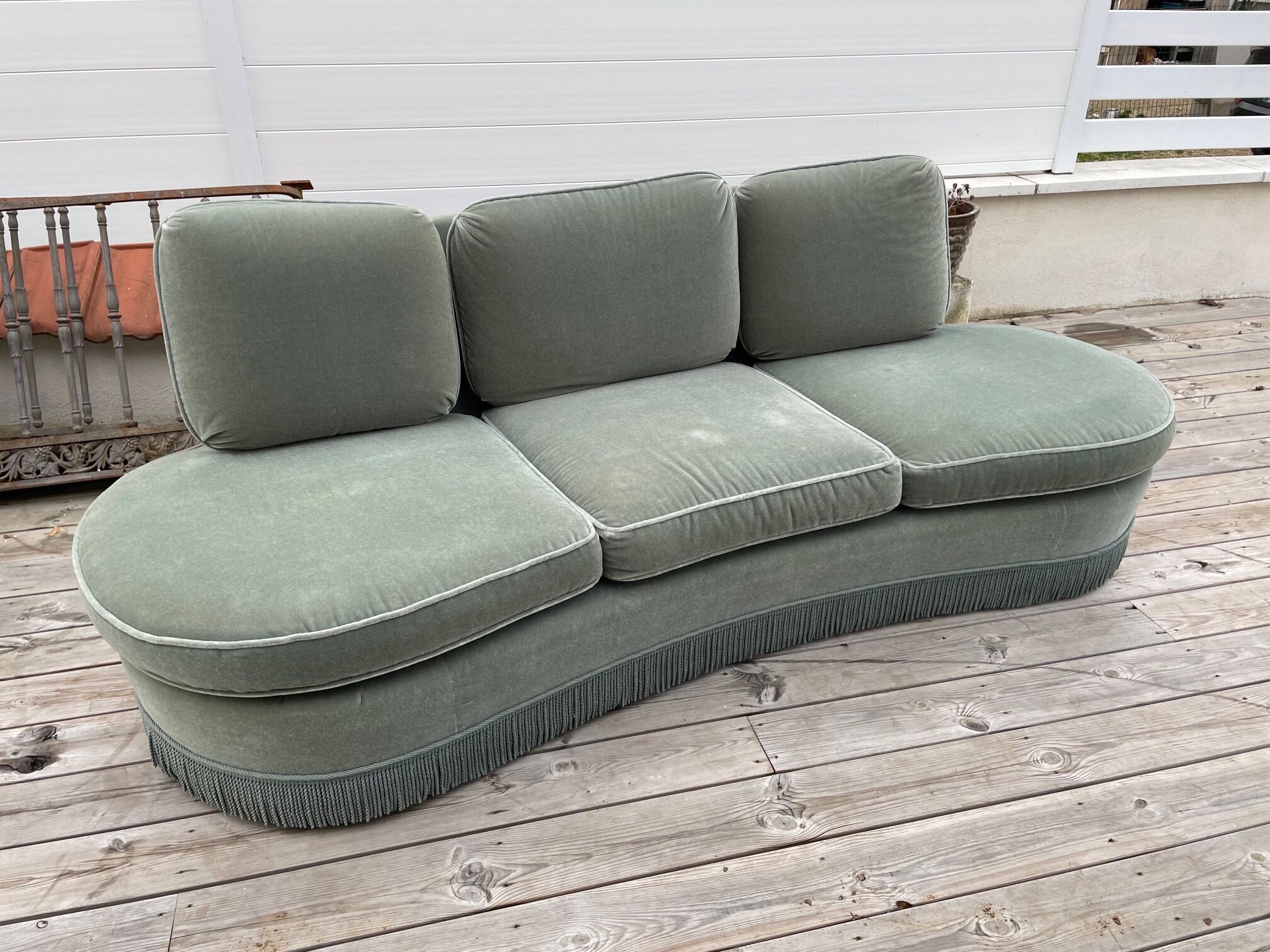 Rounded sofa with fringes