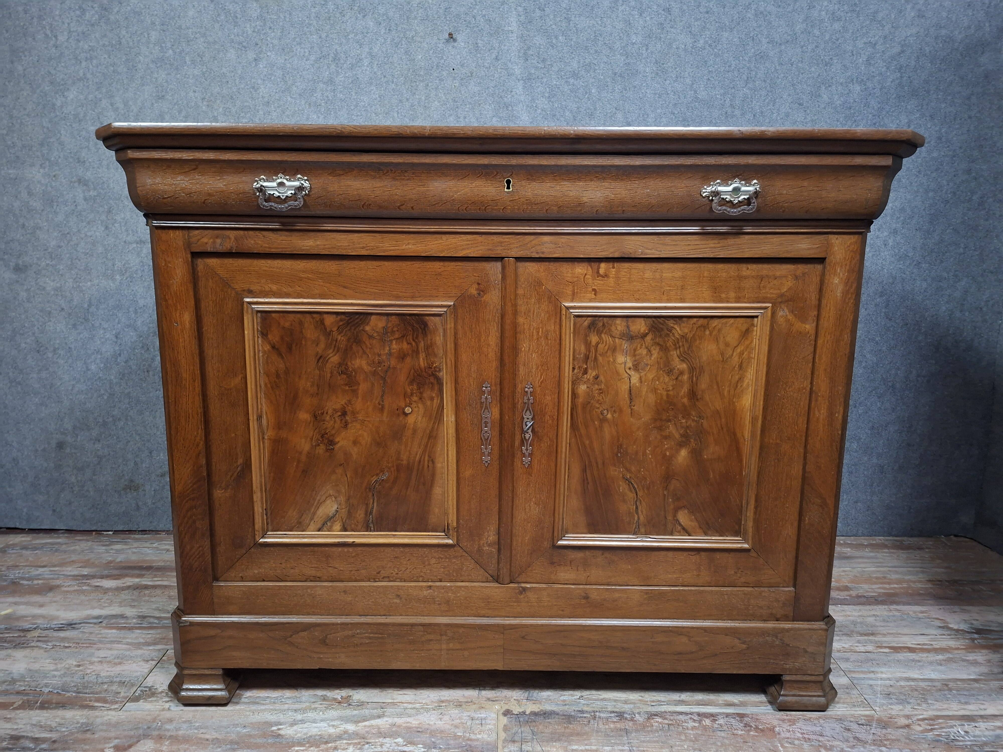 Louis-Philippe period buffet in solid walnut, 19th century.