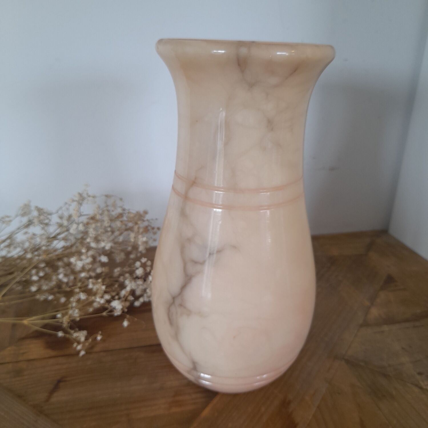 Vase in pink alabaster veined with gray