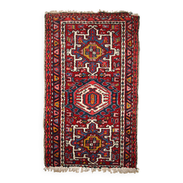 Tapis Antique Karajeh en Laine, Années 1920, Élégance et Tradition