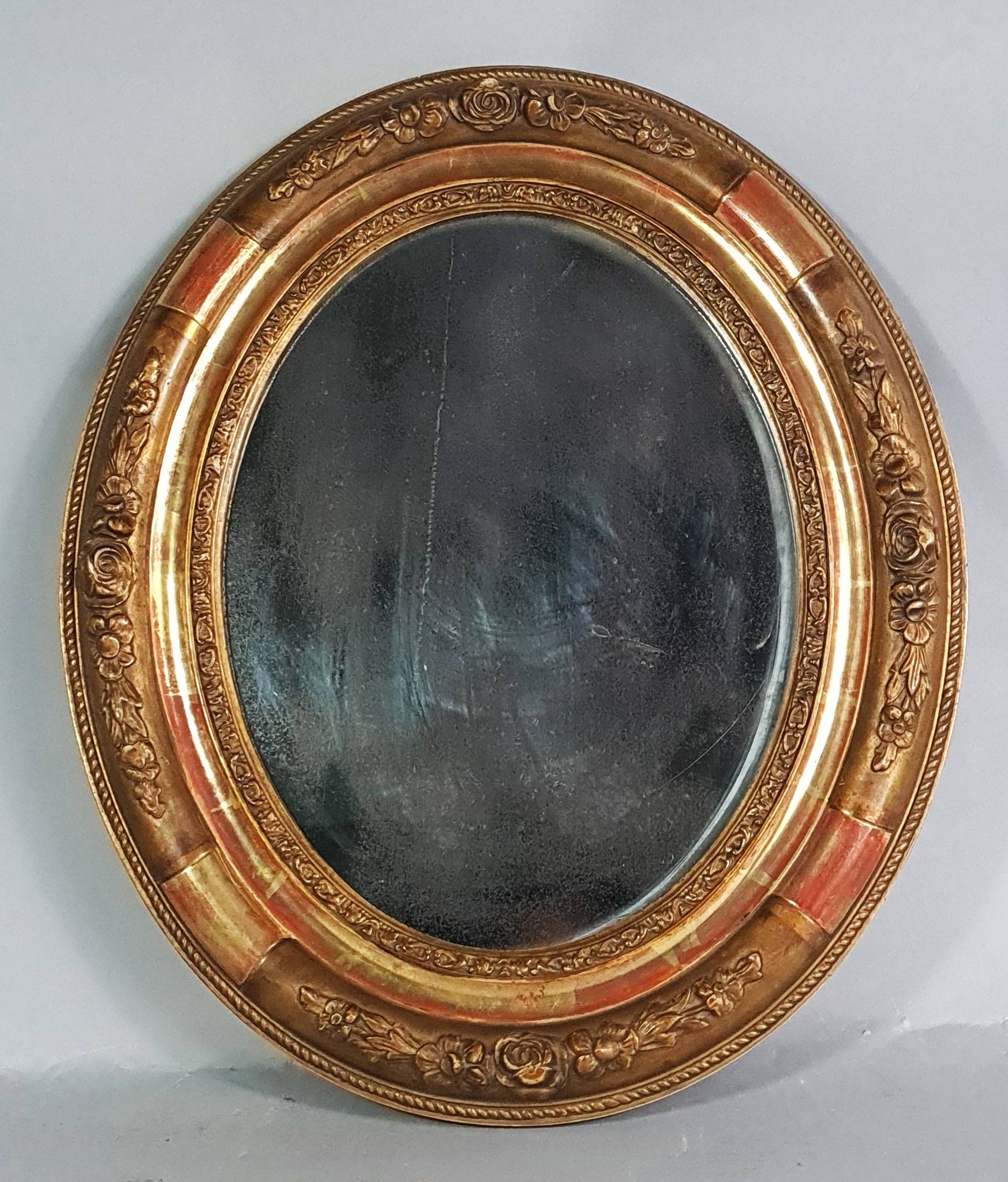 Antique oval mirror with original stucco and gilt wood frame, 37x31 cm. Beautiful patina.