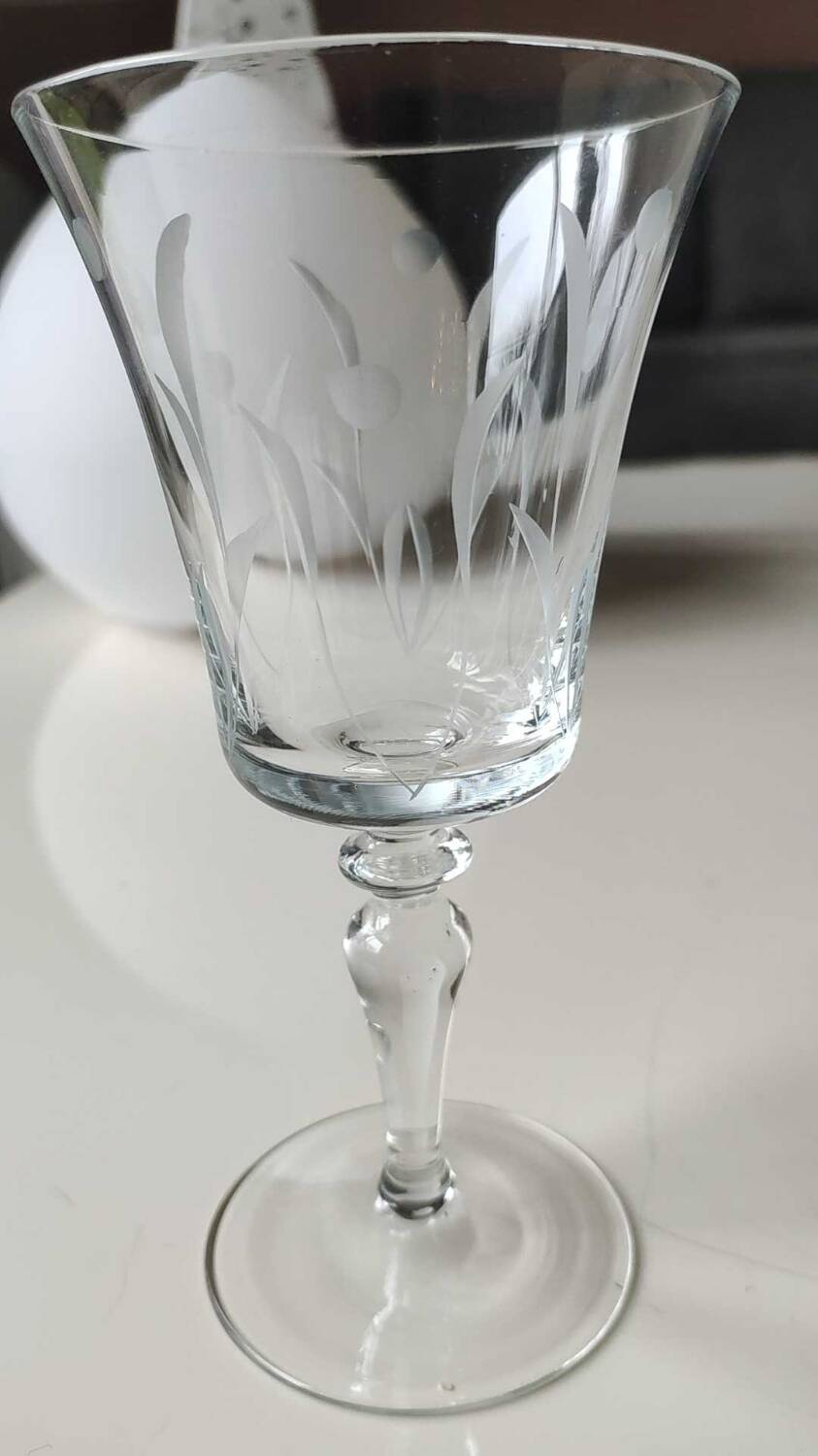 Set of 8 glasses with flared neck, in crystal. With frosted plant decoration. Height 16 cm