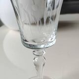 Lot 8 Verres à col évasé, en cristallin. A Décor végétal dépoli. Haut 16 cm