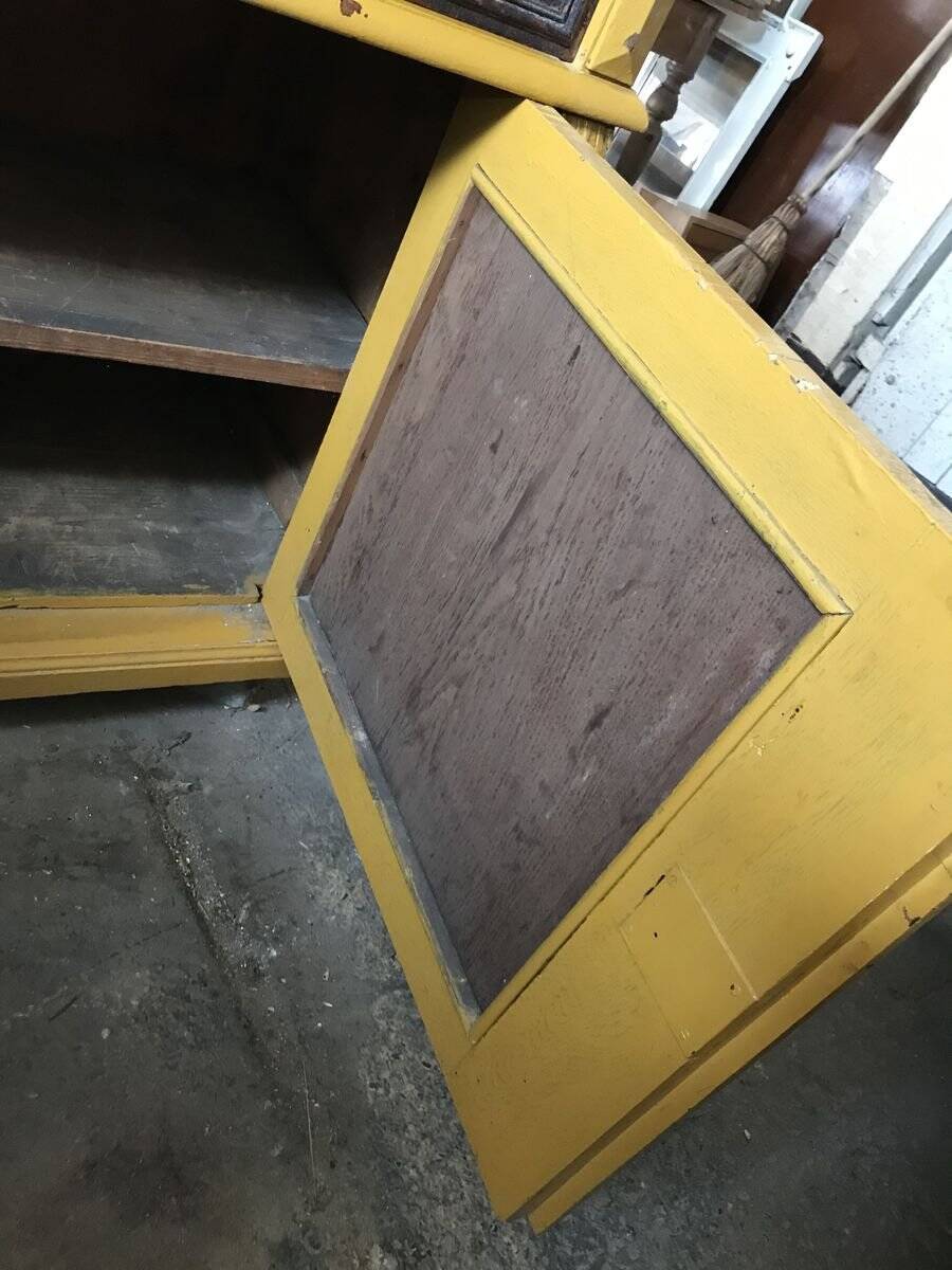 Armoire en pin peinte ocre jaune paille - meuble d'époque 1890-1919, style antique