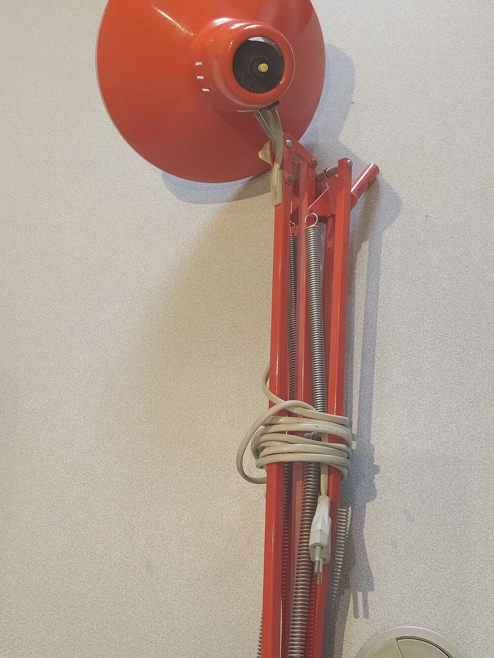 Articulated desk lamp orange ledu scandinavian design suedois