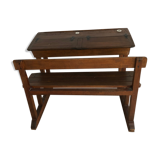 Bureau d’écolier ancien et ses encriers