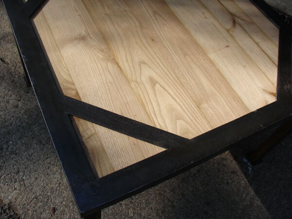 Table basse ou bout de canapé en acier et bois style industriel