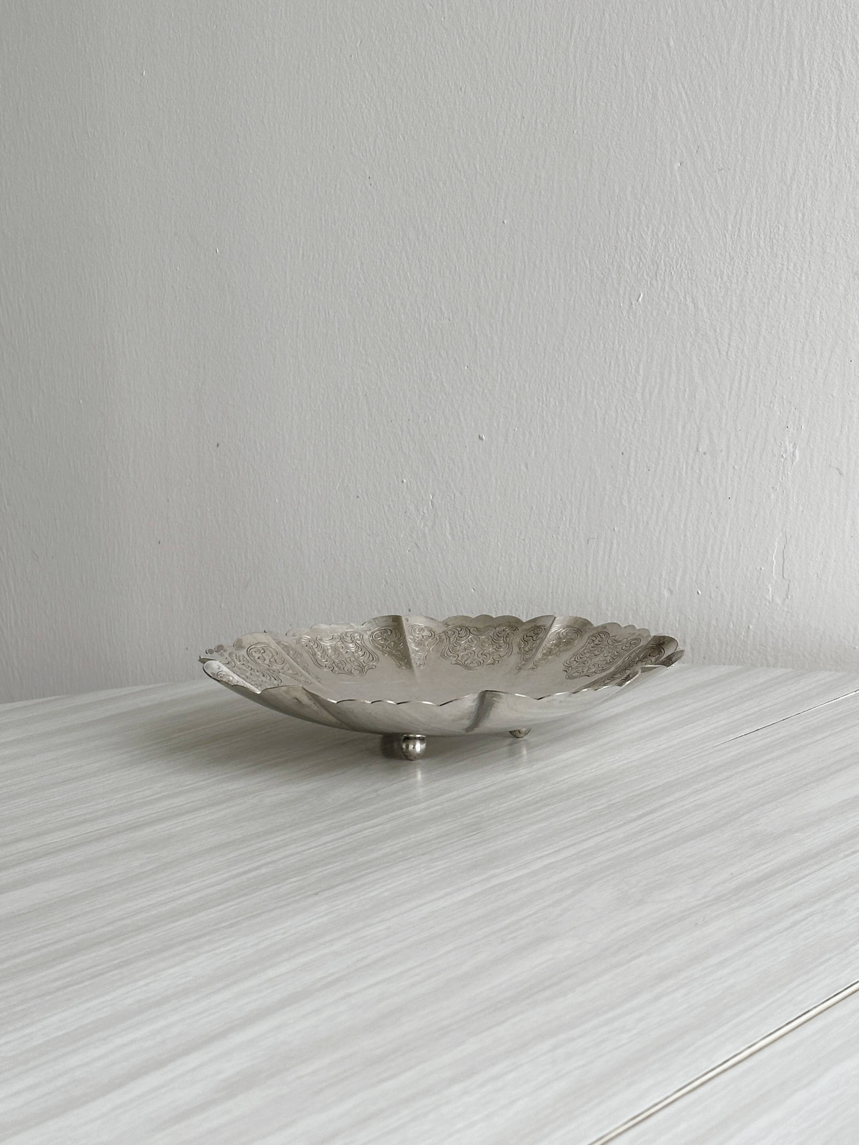 Lightweight metal cup on legs