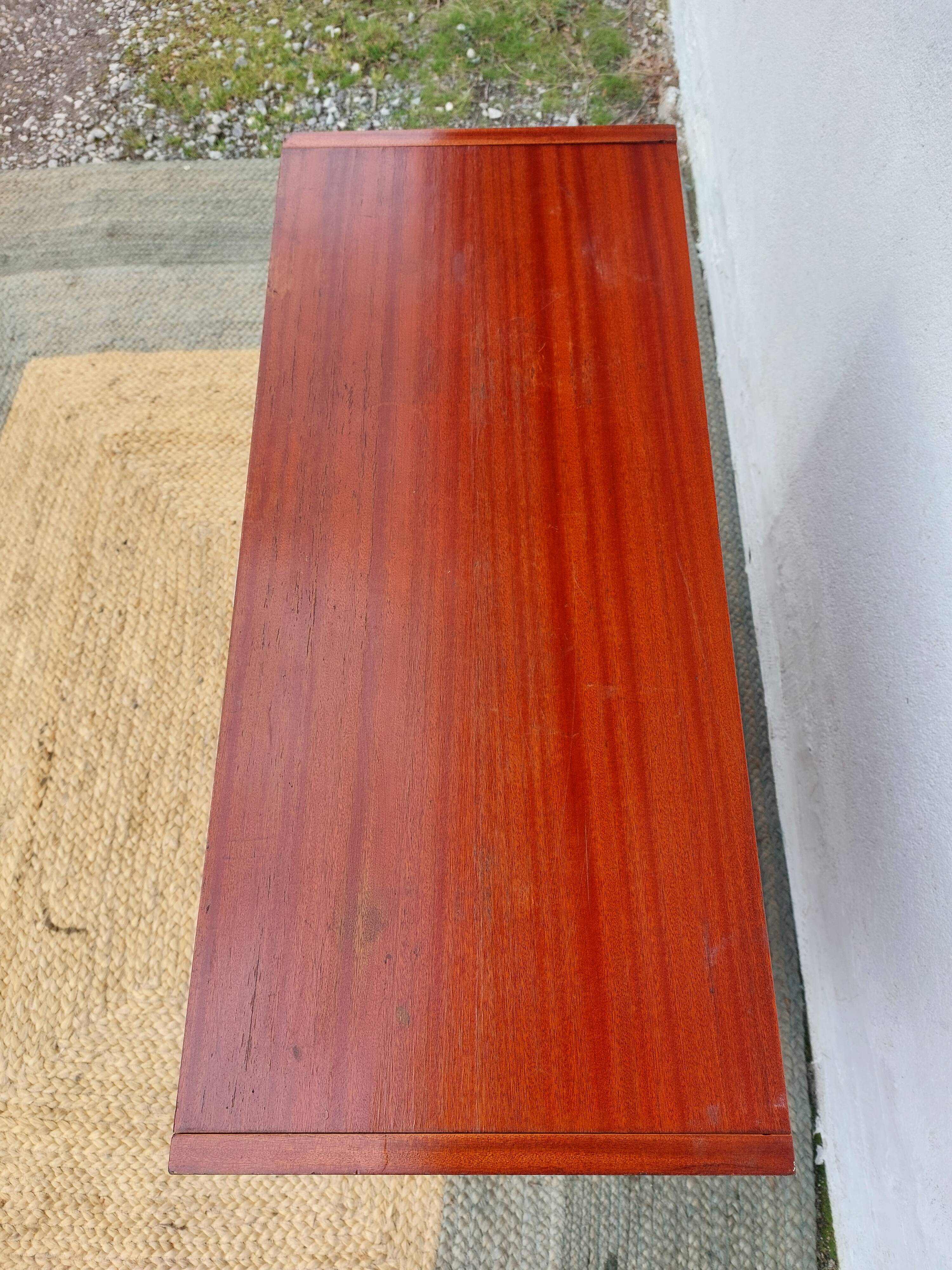 Vintage tapered leg chest of drawers