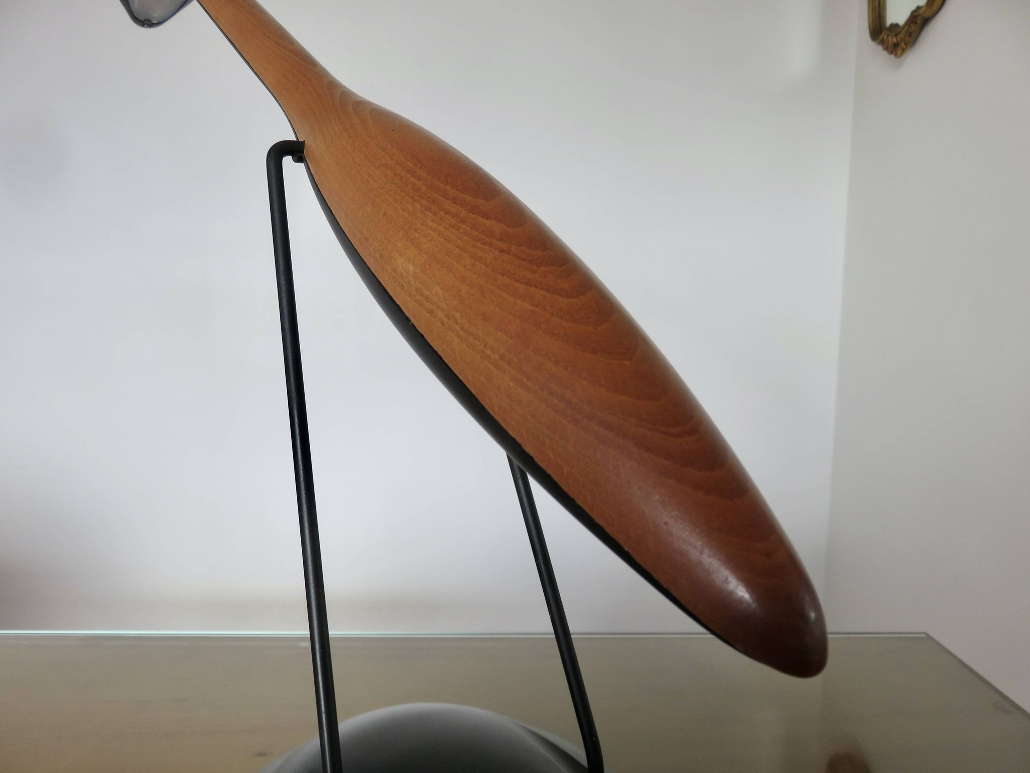 Lampe de bureau zoomorphe en merisier et polycarbonate