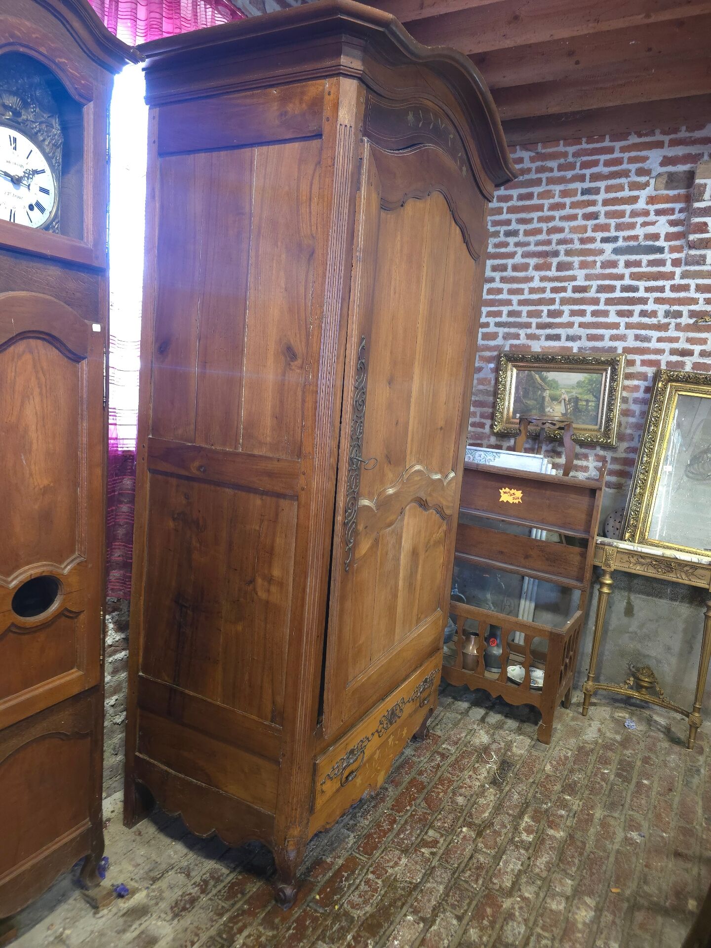 Armoire Bonnetière en noyer 18 eme