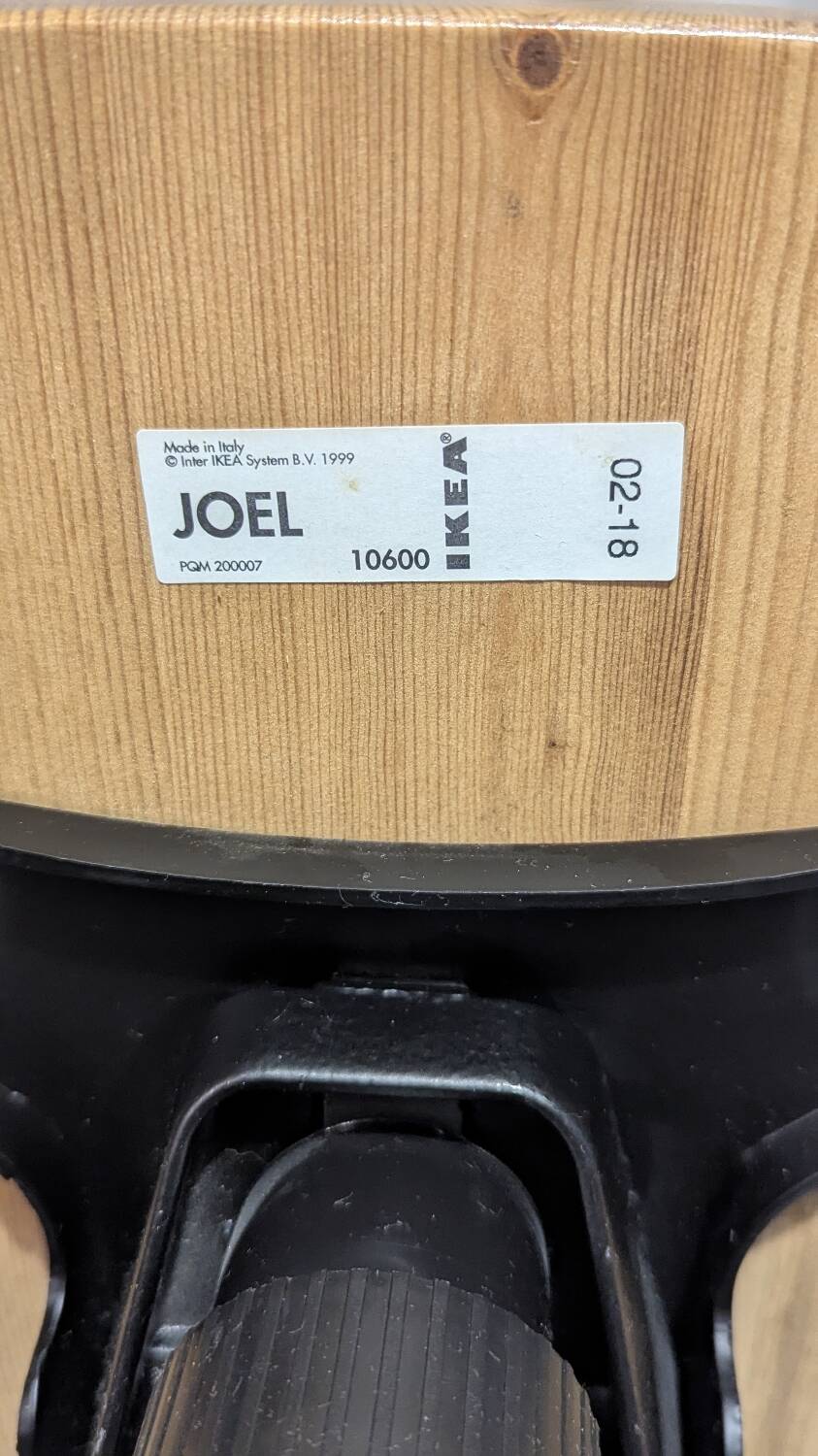 Chaise pivotante en pin massif modèle Joel par Ikea, fabriquée en Italie, années 1990.