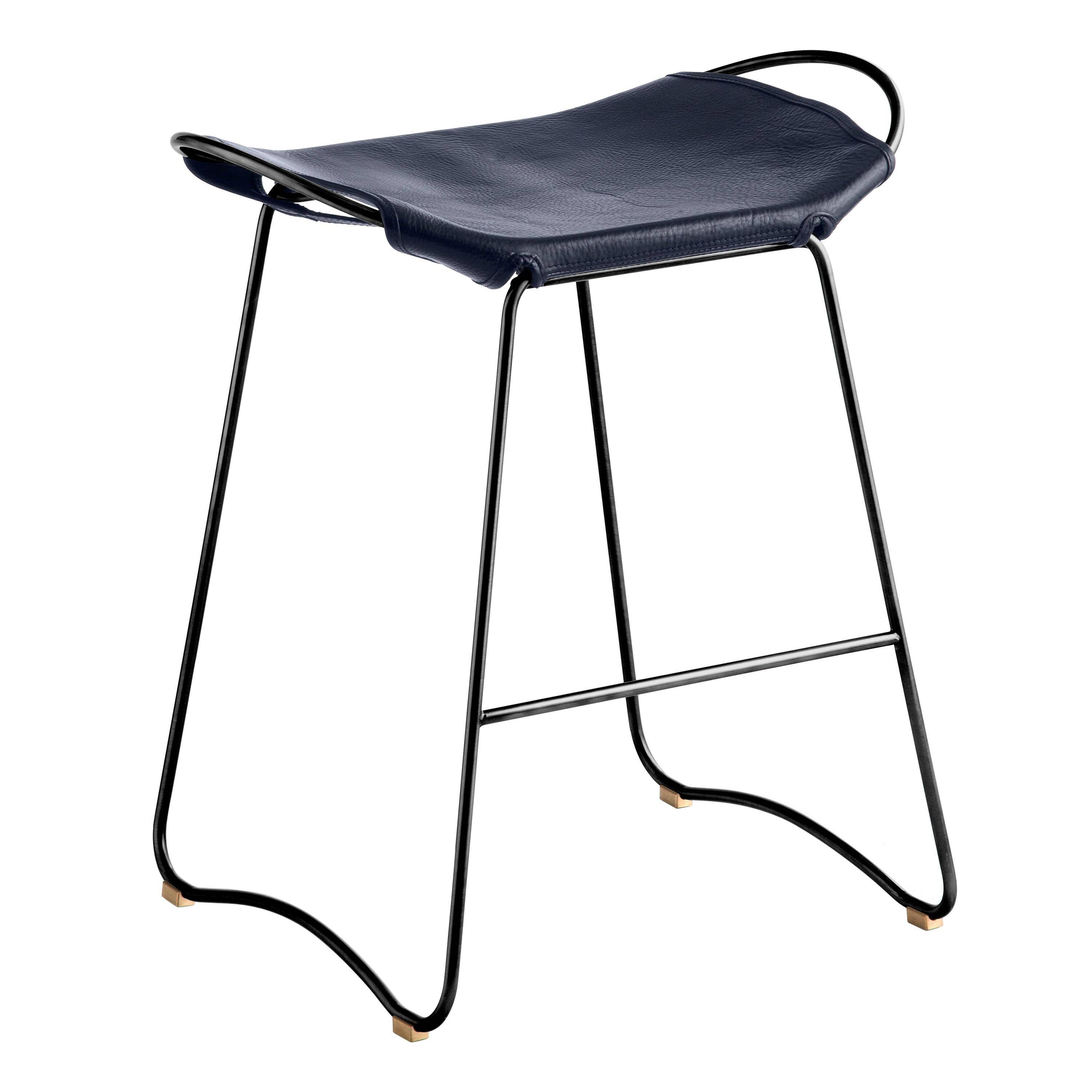 Tabouret de bar contemporain sculptural organique en métal fumé noir et cuir bleu marine