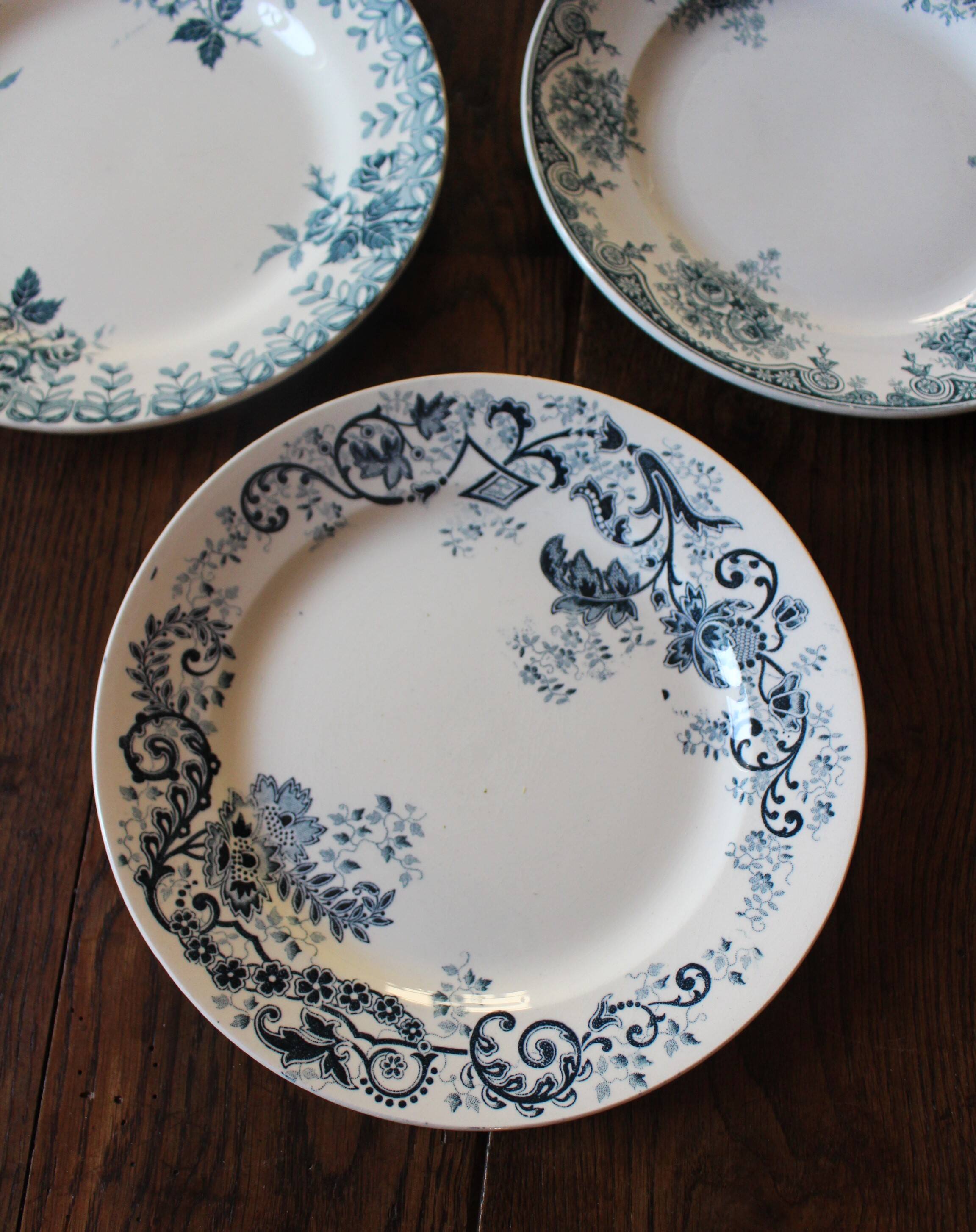 A set of 4 flat plates Terre de fer mismatched blue