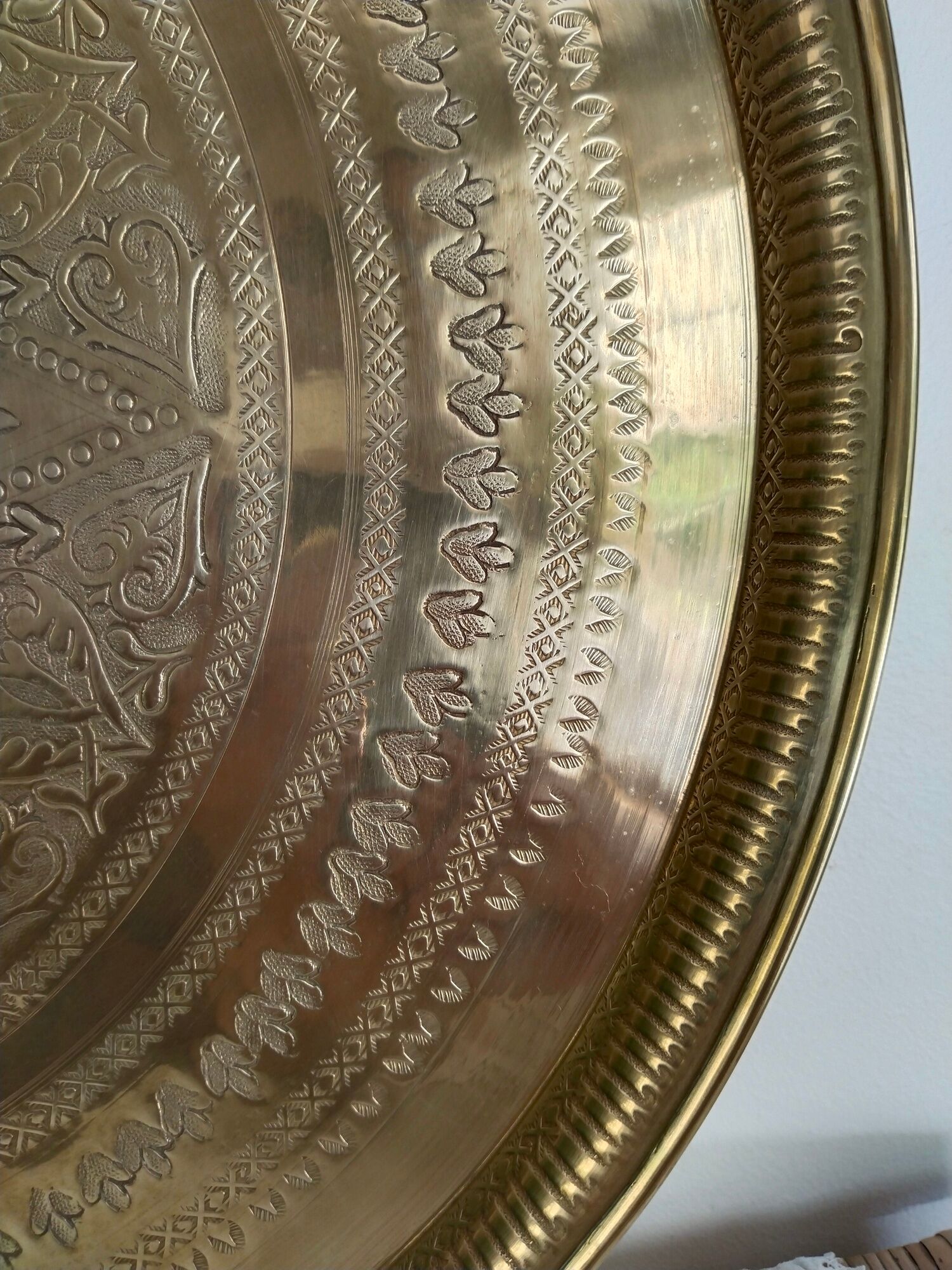 Round tray in old hammered copper, Moroccan, antique