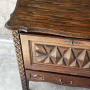 Petit meuble de rangement en chêne sculpté – circa 1930