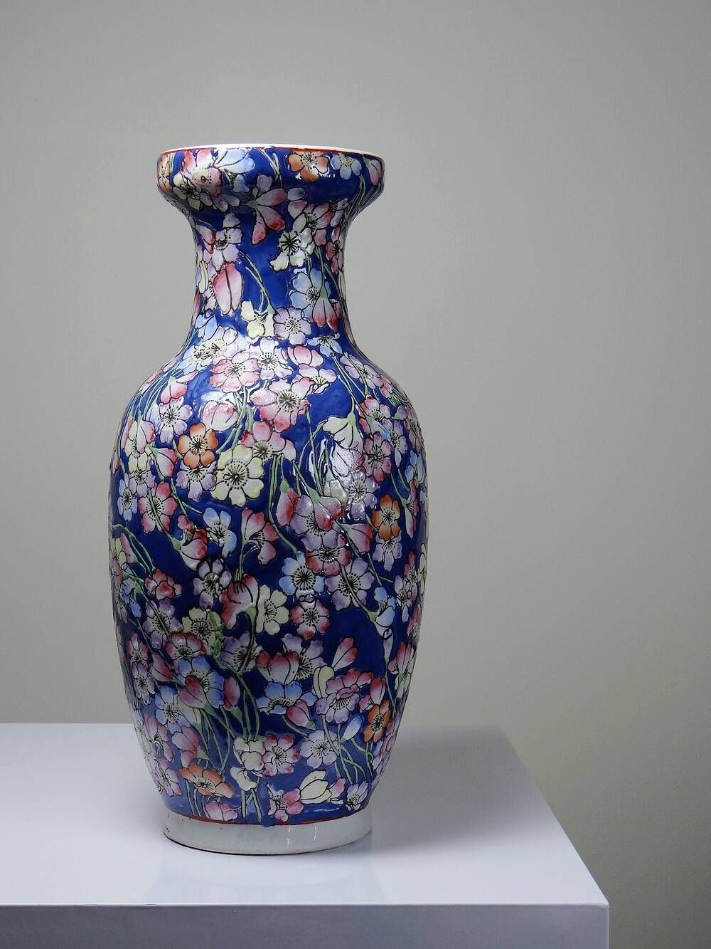 Chinese vase fine porcelain handcrafted enamel "1000 cherry blossoms" vintage