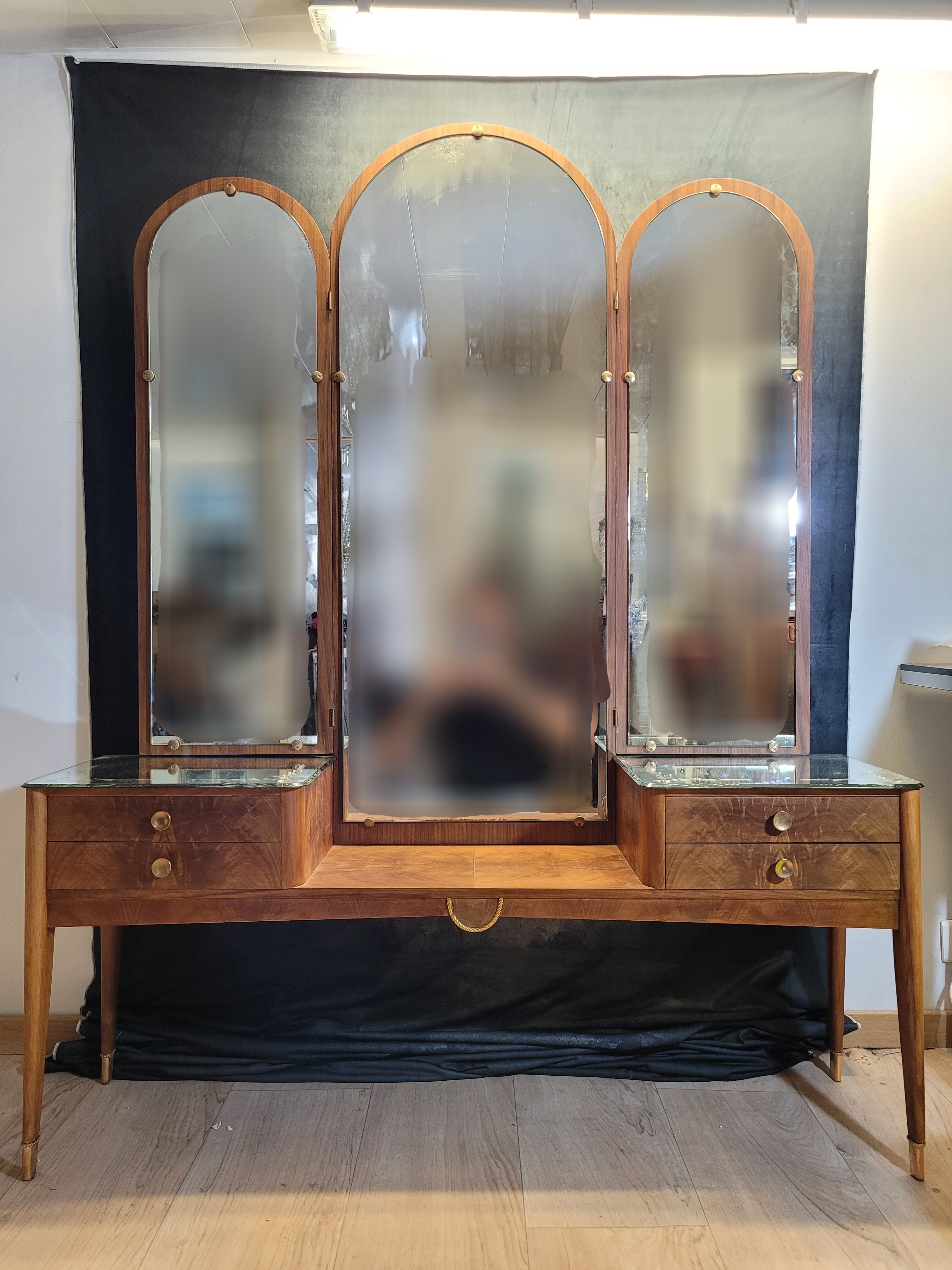 Venetian hairdresser with triptych mirror