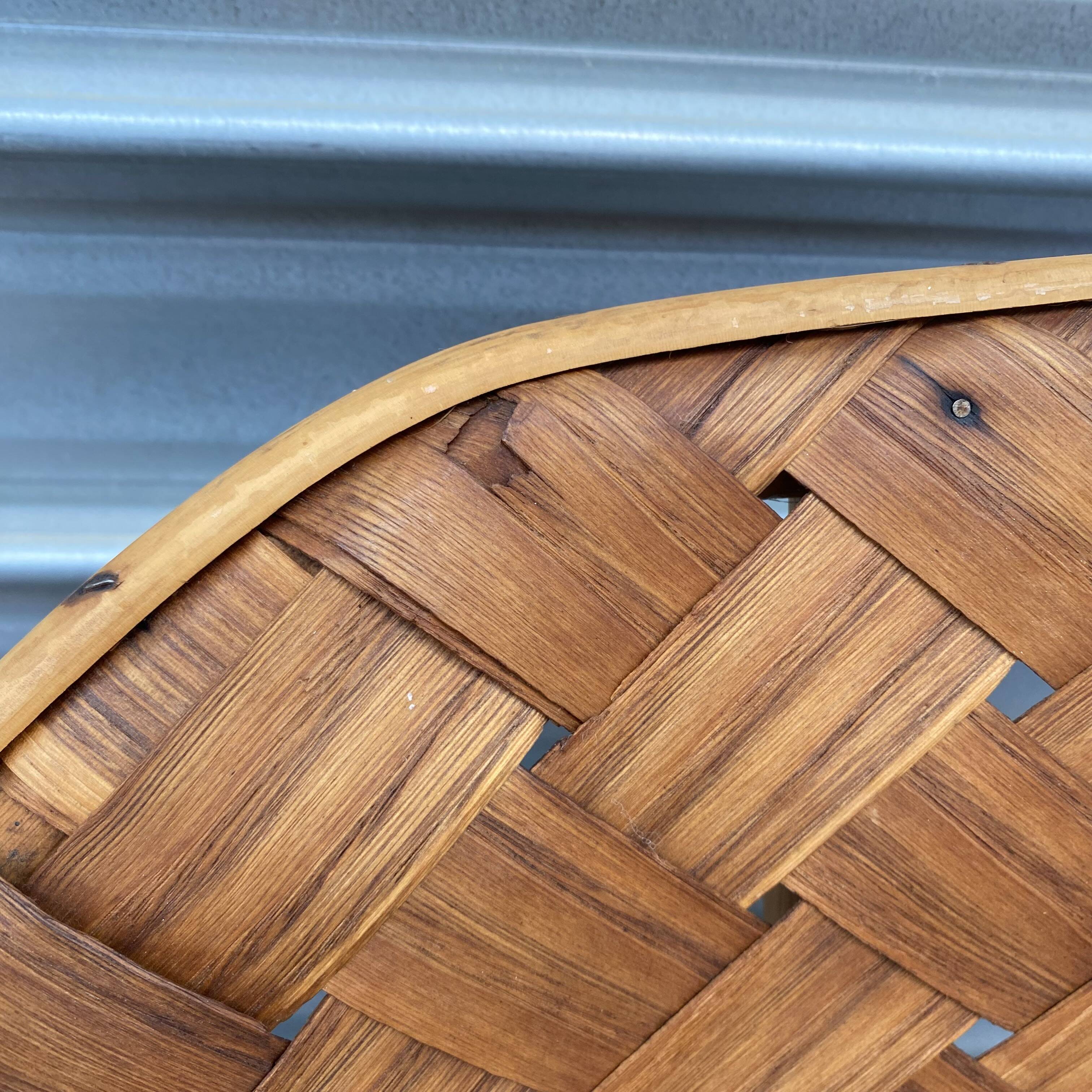 Ensemble composé d’une table et trois fauteuils en lamelles de châtaignier années 50/60