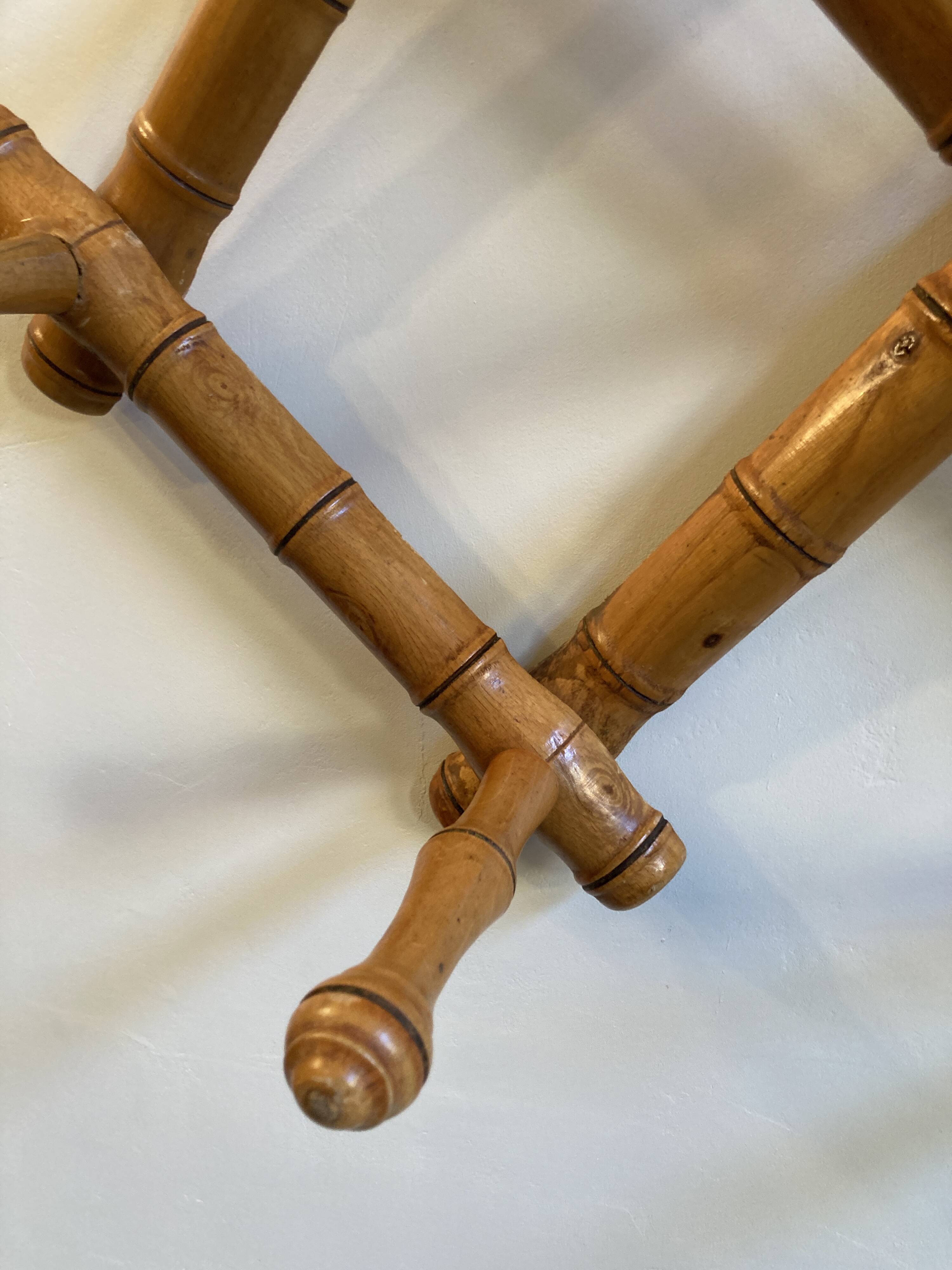 Porte-manteau ancien à 13 patères