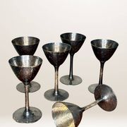 Set de six verres à pied en métal martelé
