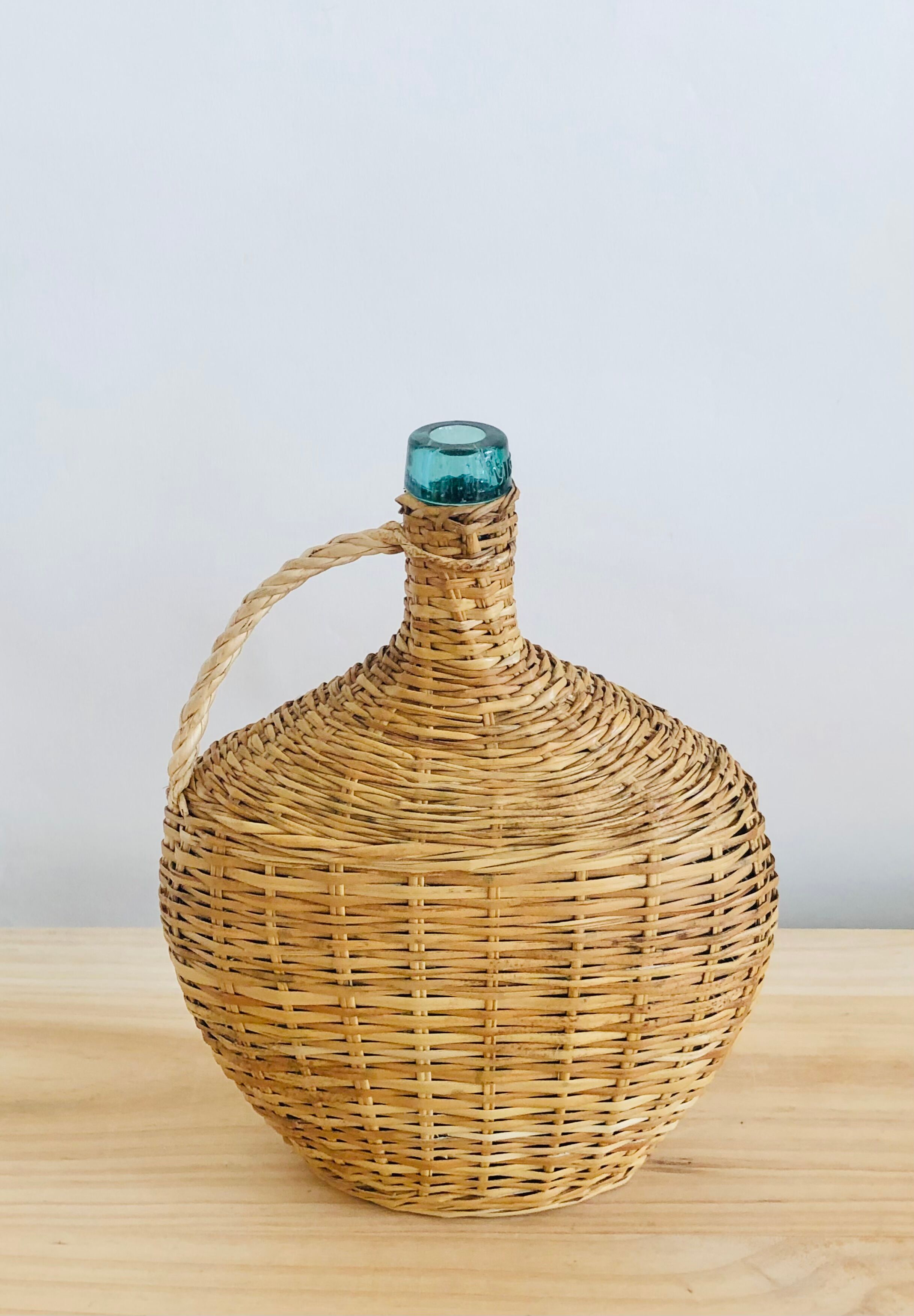 Viresa bottle in glass and wicker