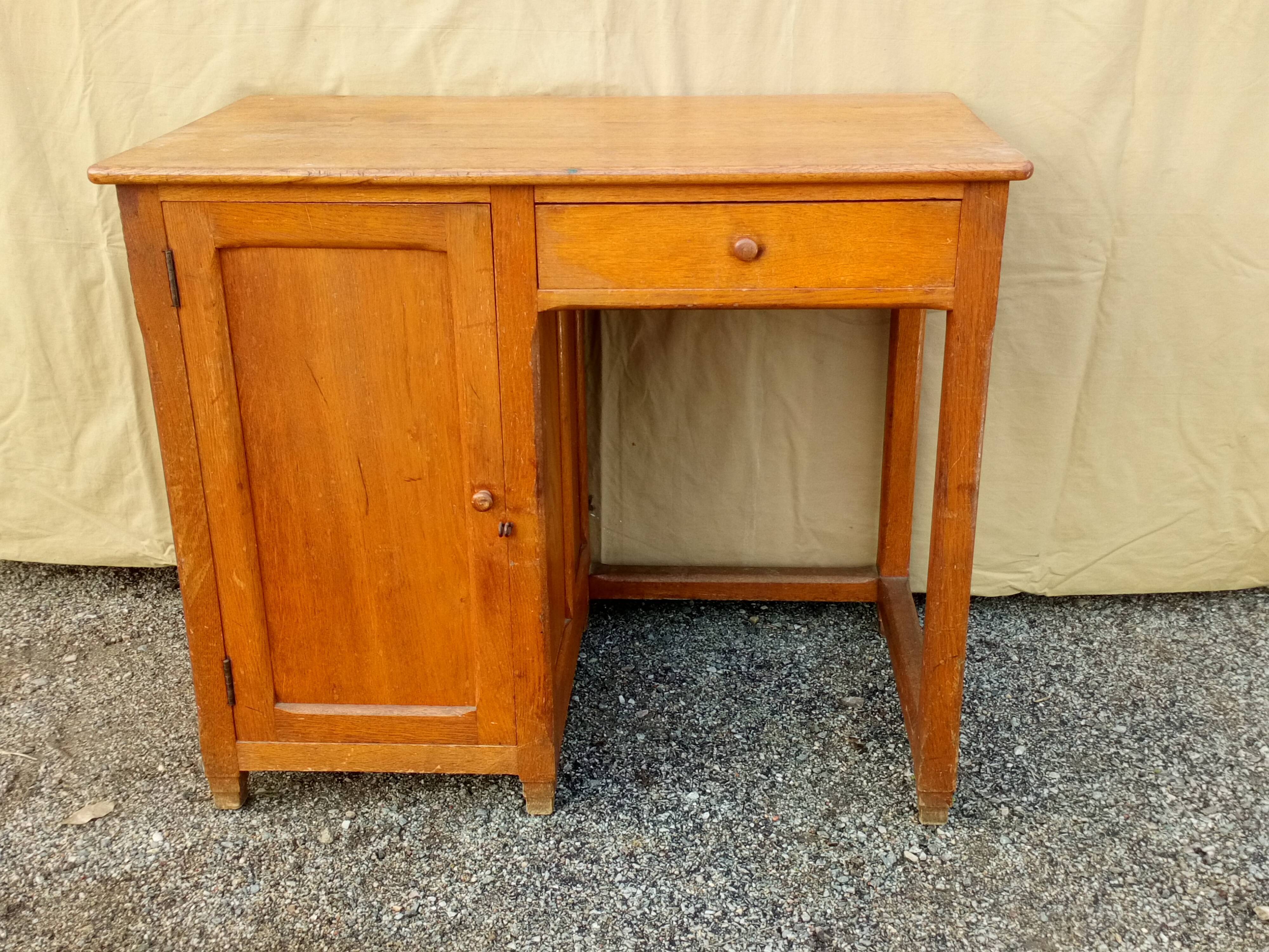 1940 in oak desk