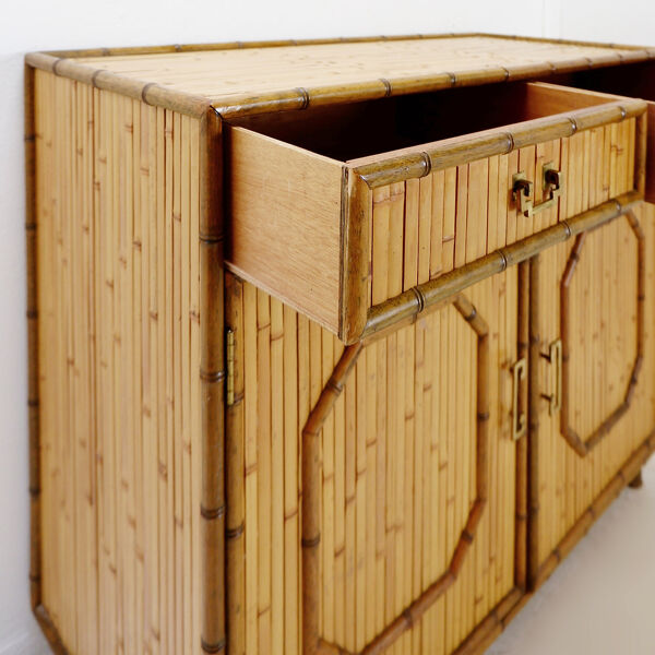 Commode en bambou avec 2 portes et 2 tiroirs - poignées en laiton, vers 1960.