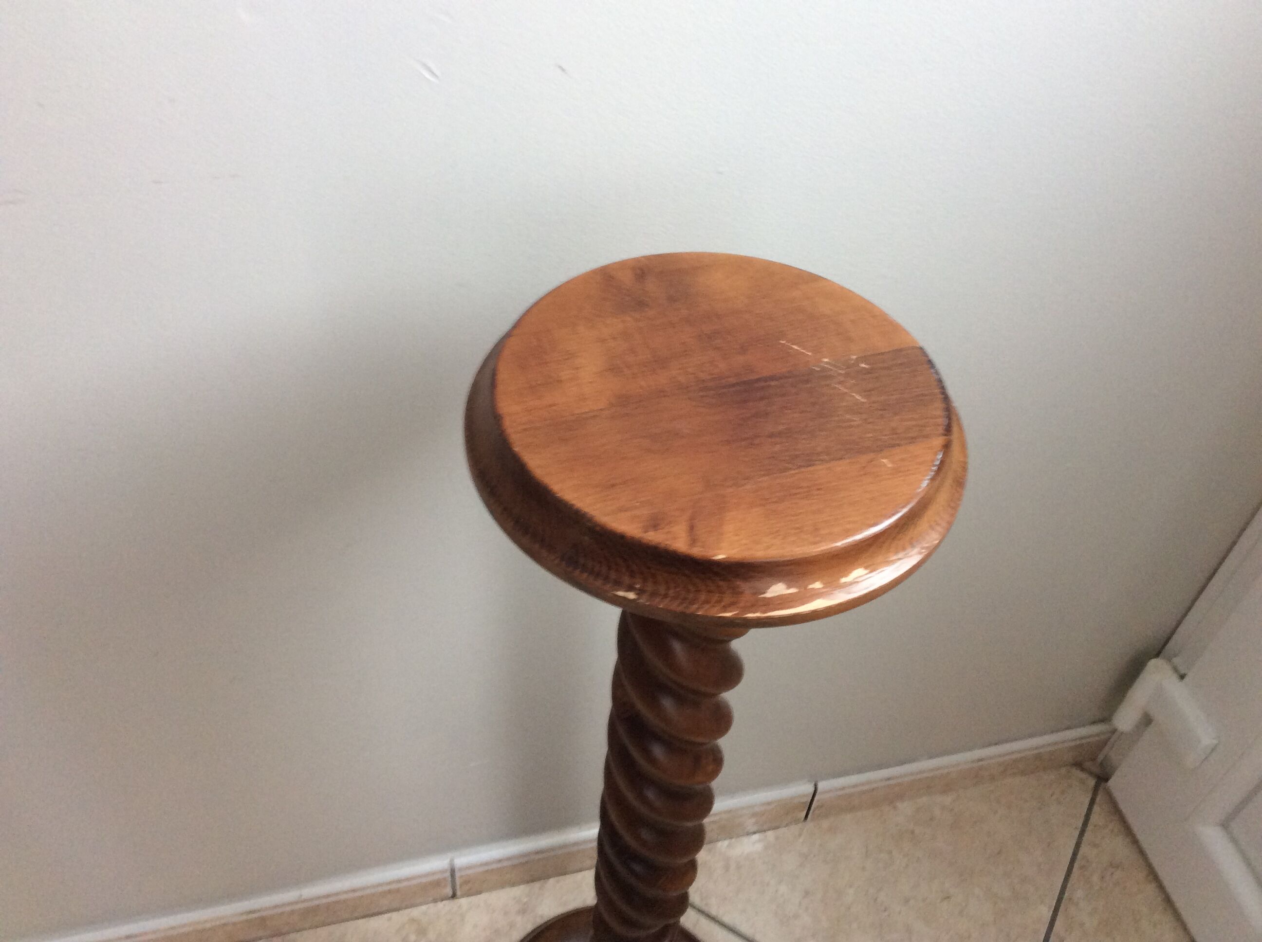 Sellette solid wooden column
