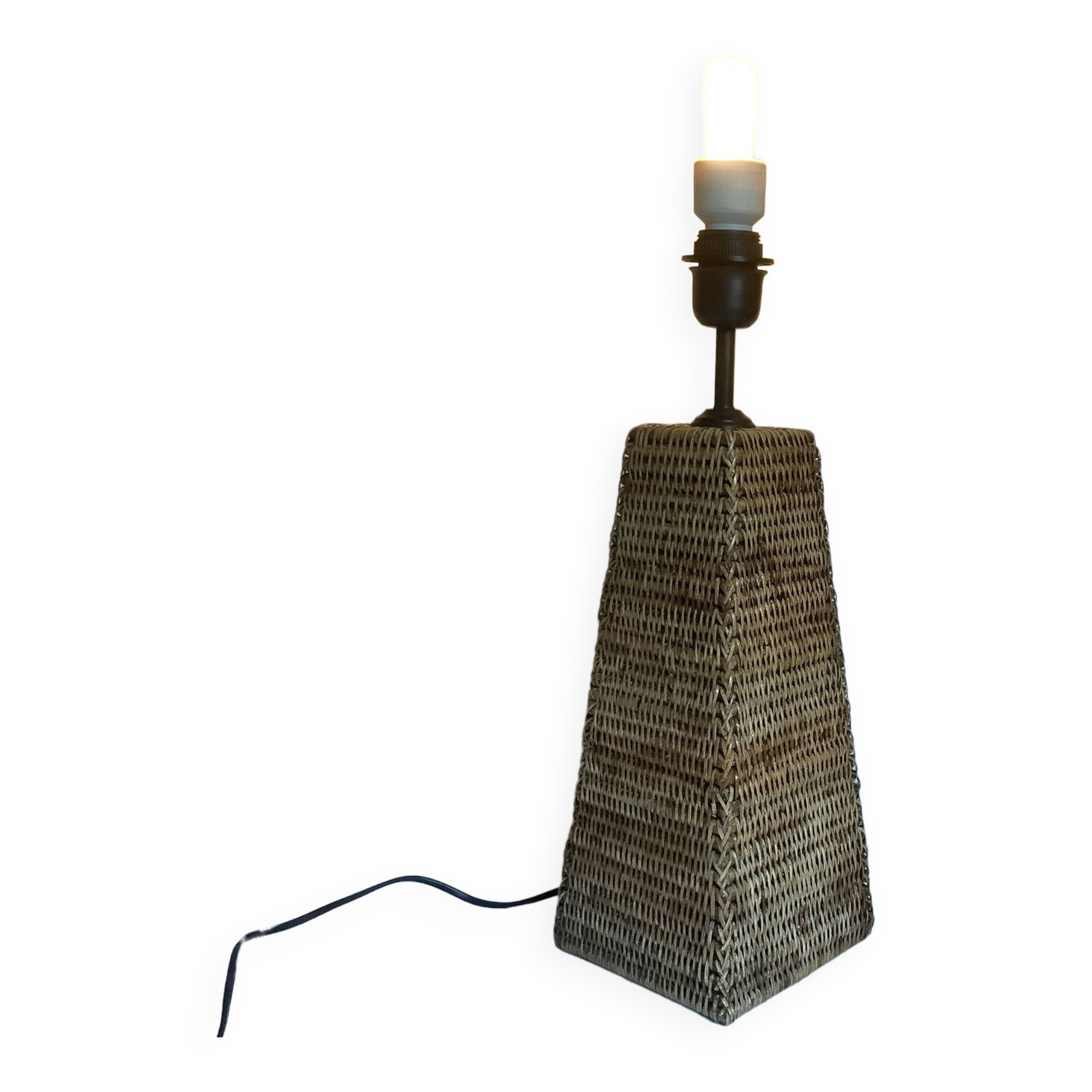 Pyramid lamp base in rattan