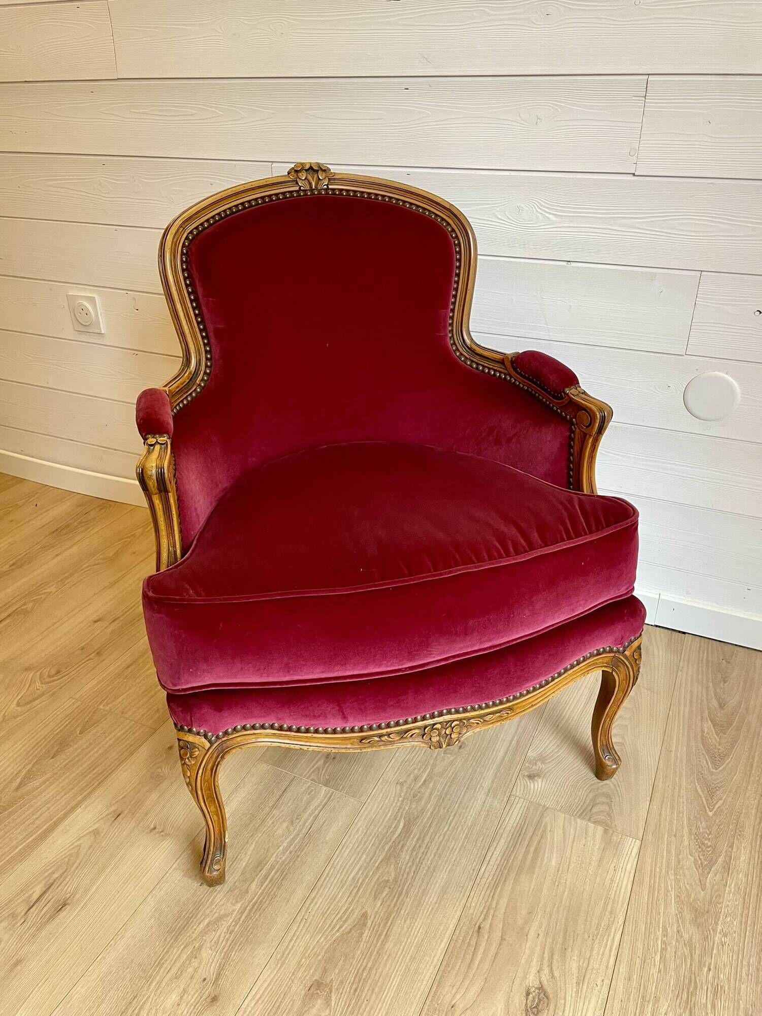 Vintage Louis XV style bergère / cabriolet armchair – Carved wood velvet