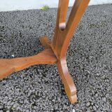 Kidney-shaped flying table