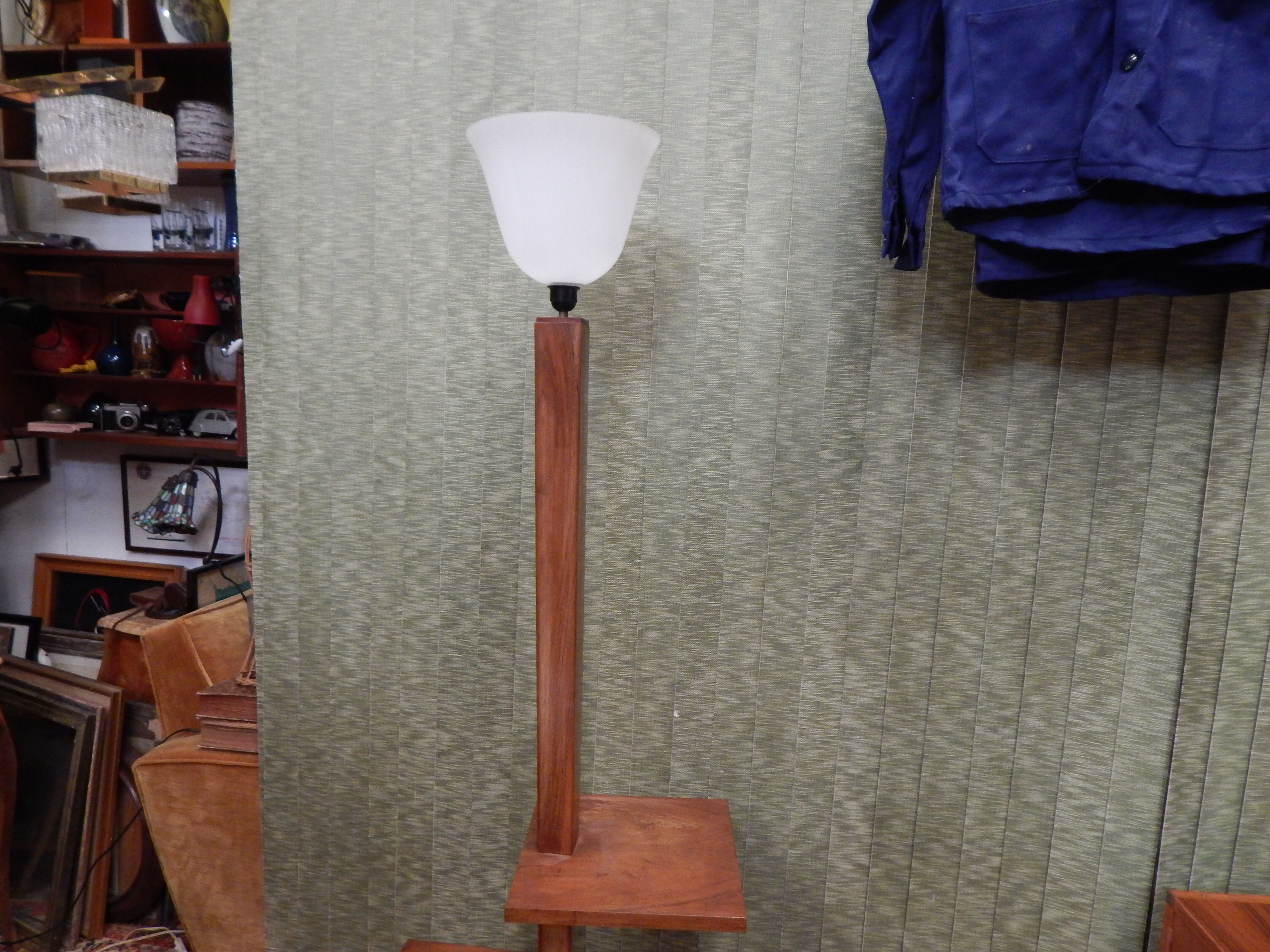 Lampadaire a tablette en palissandre epoque art deco