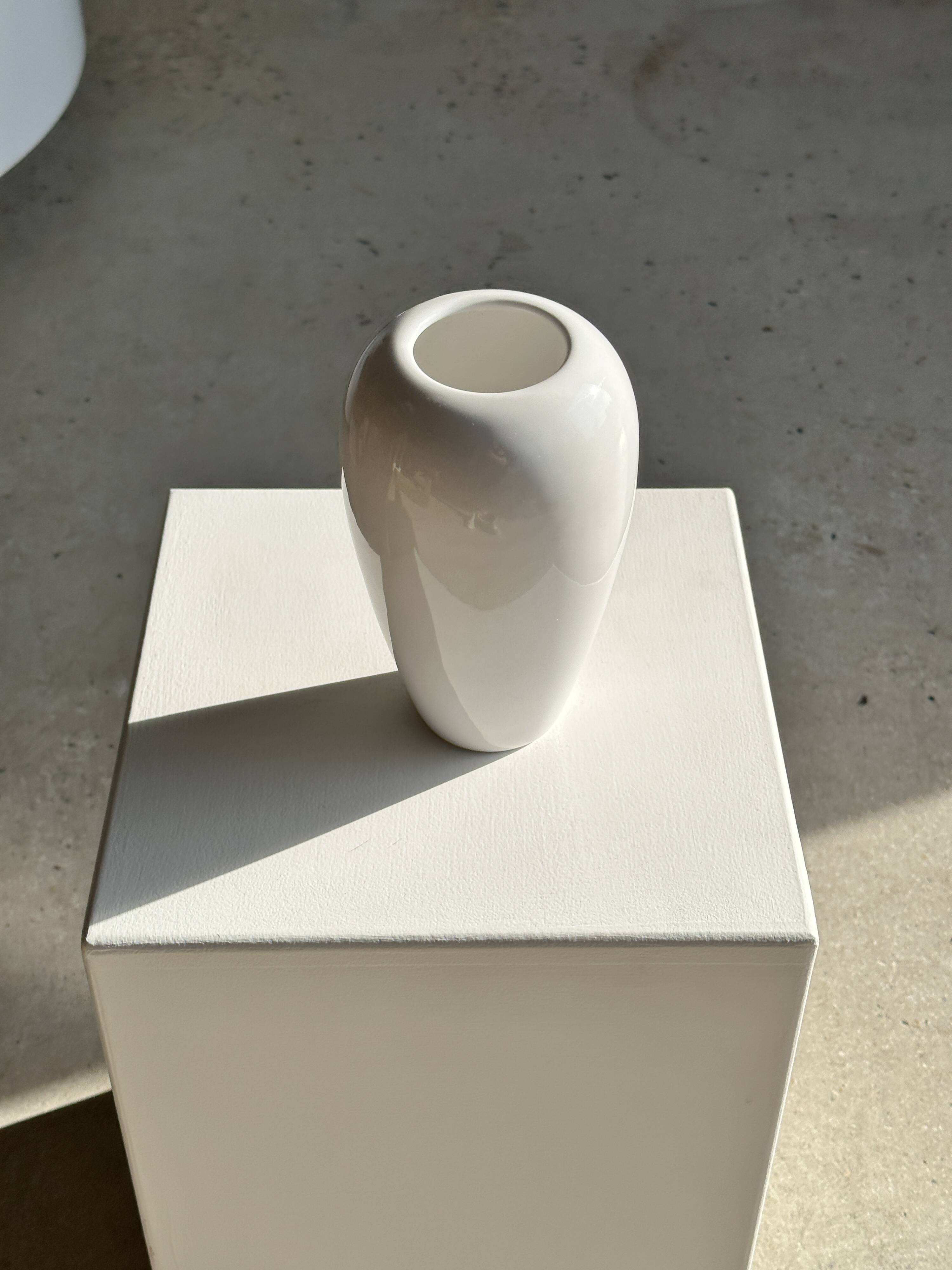 Oblong white vase H:20cm