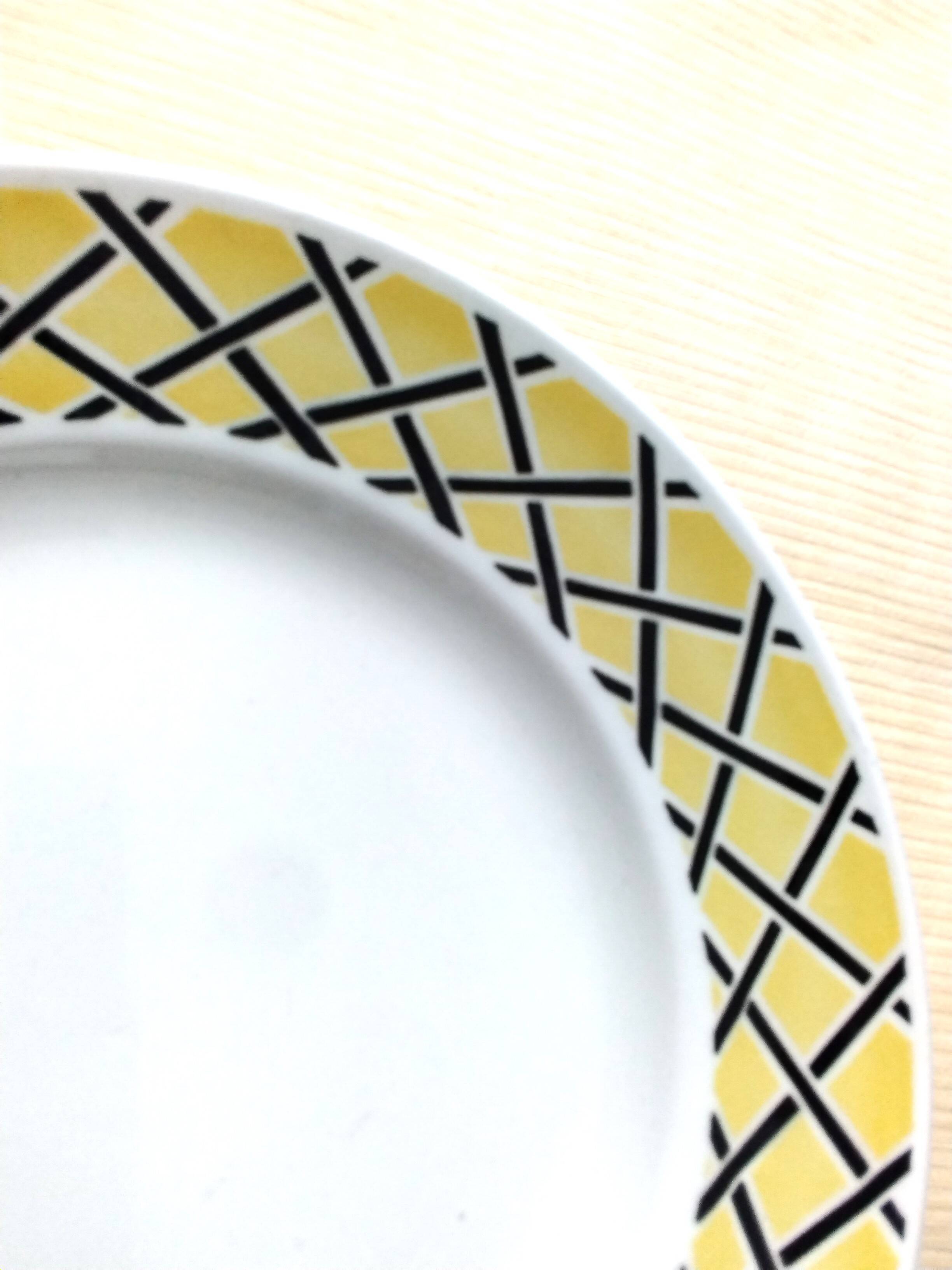 Plat rond semi-creux en faïence de Badonviller