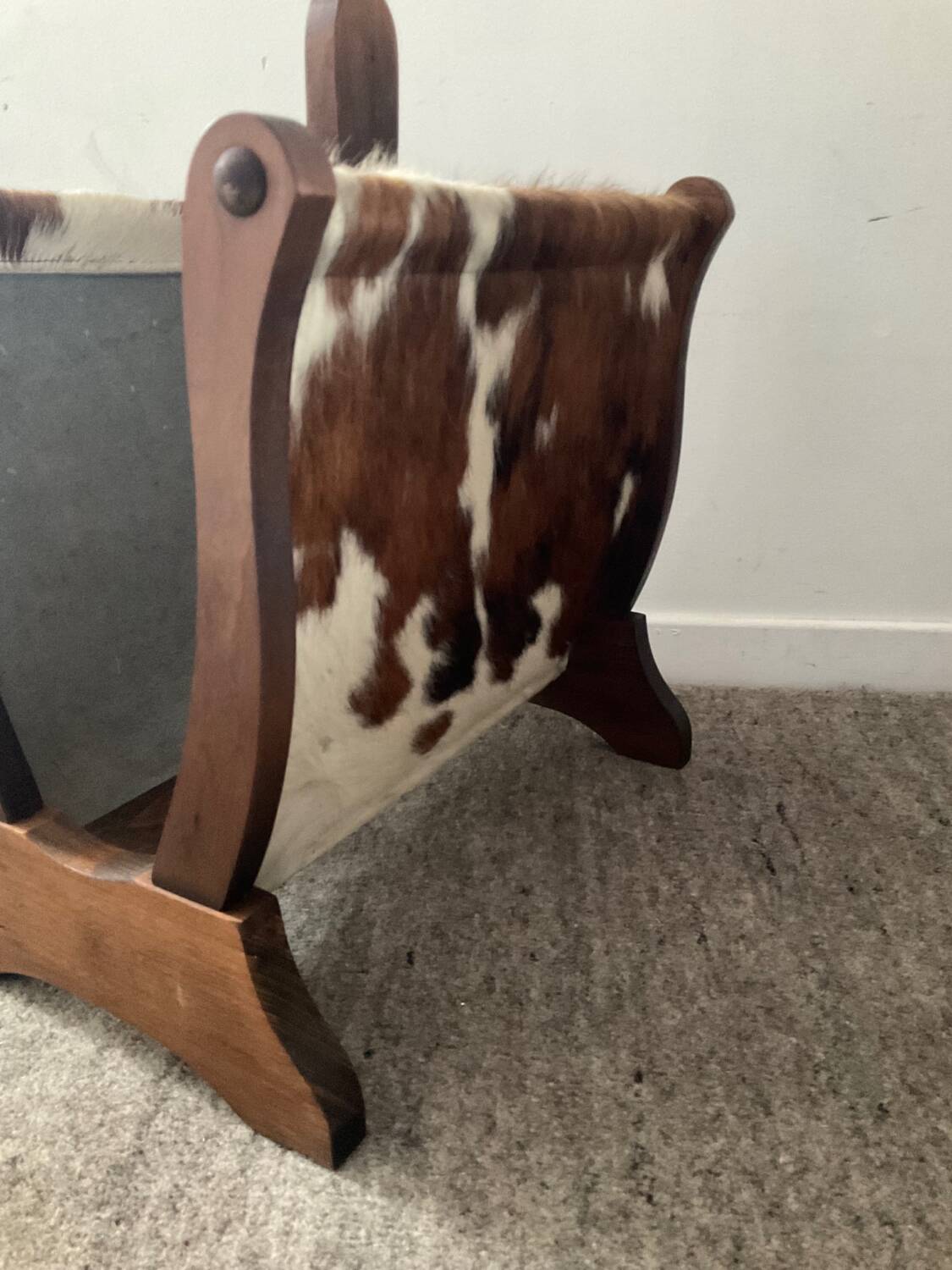 Porte revue vintage en peau et bois