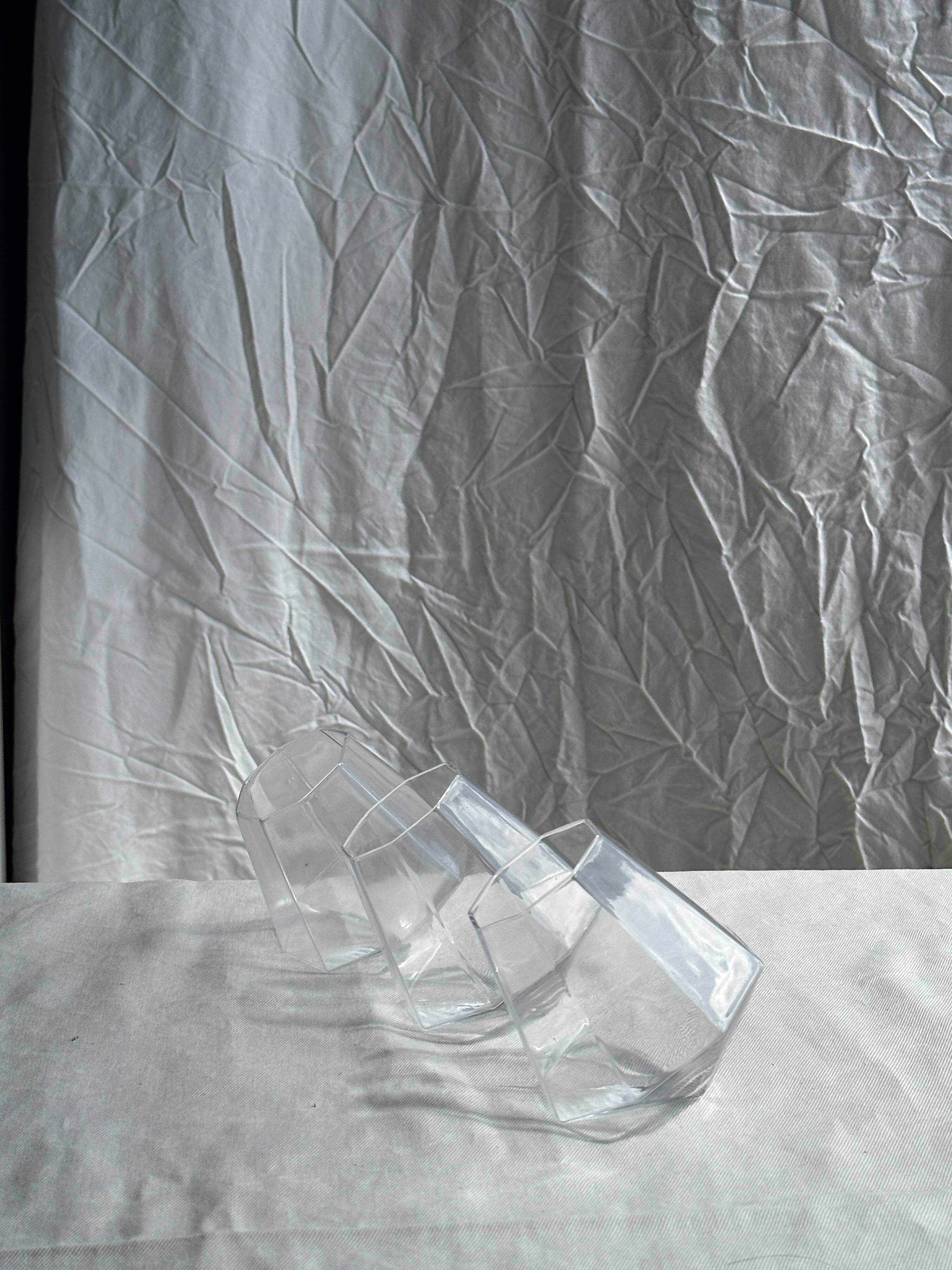 Small geometric carafe with diamond-shaped stopper and its 4 glasses