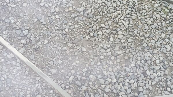 Table basse des années 70 de style néo-classique piètement métal doré et chromé plateau verre fumé